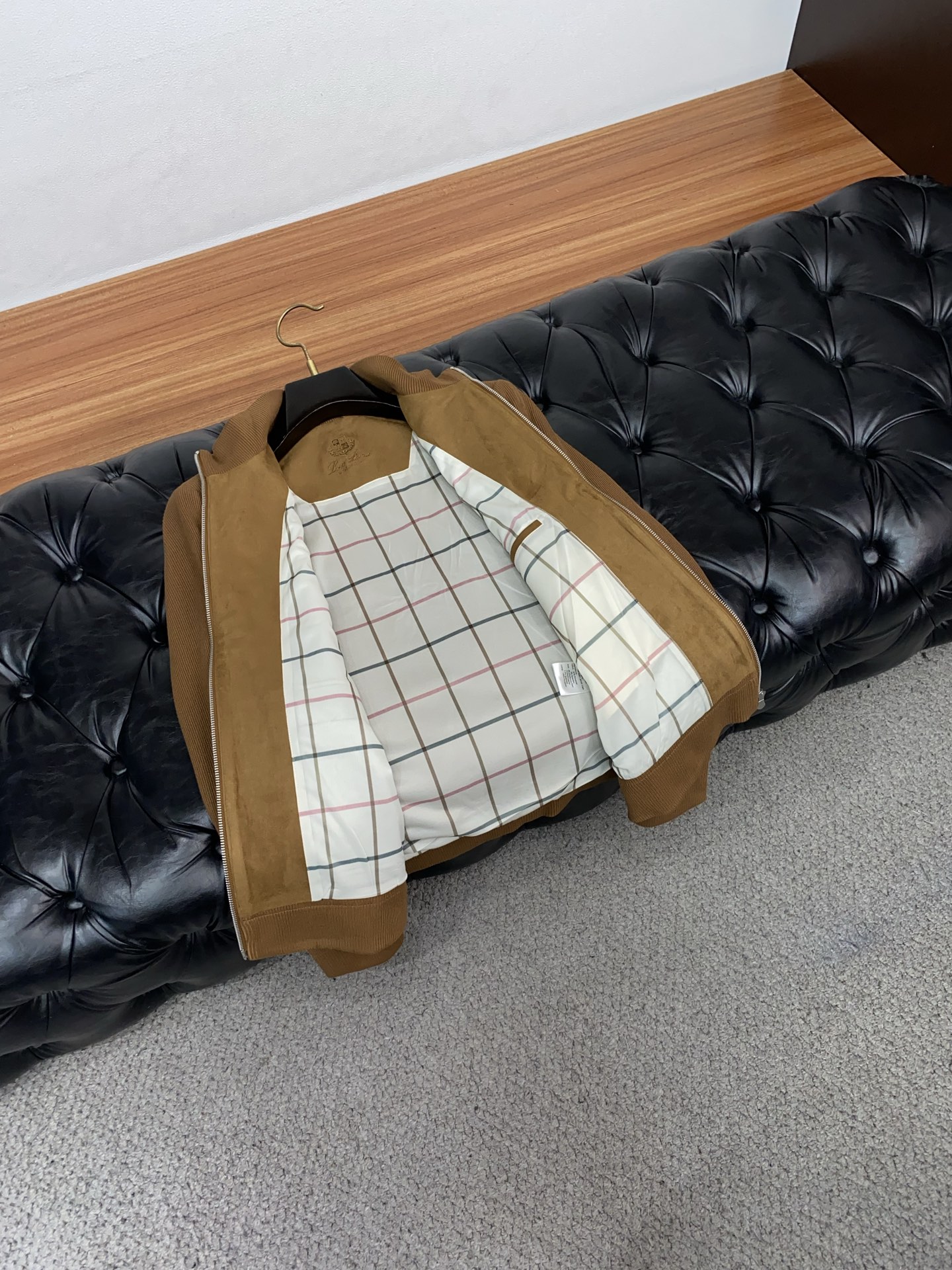 Loro piana 诺悠翩雅 2026新款男士休闲定制针织拼接 夹克外套。穿上简约干练的休闲外套，瞬间