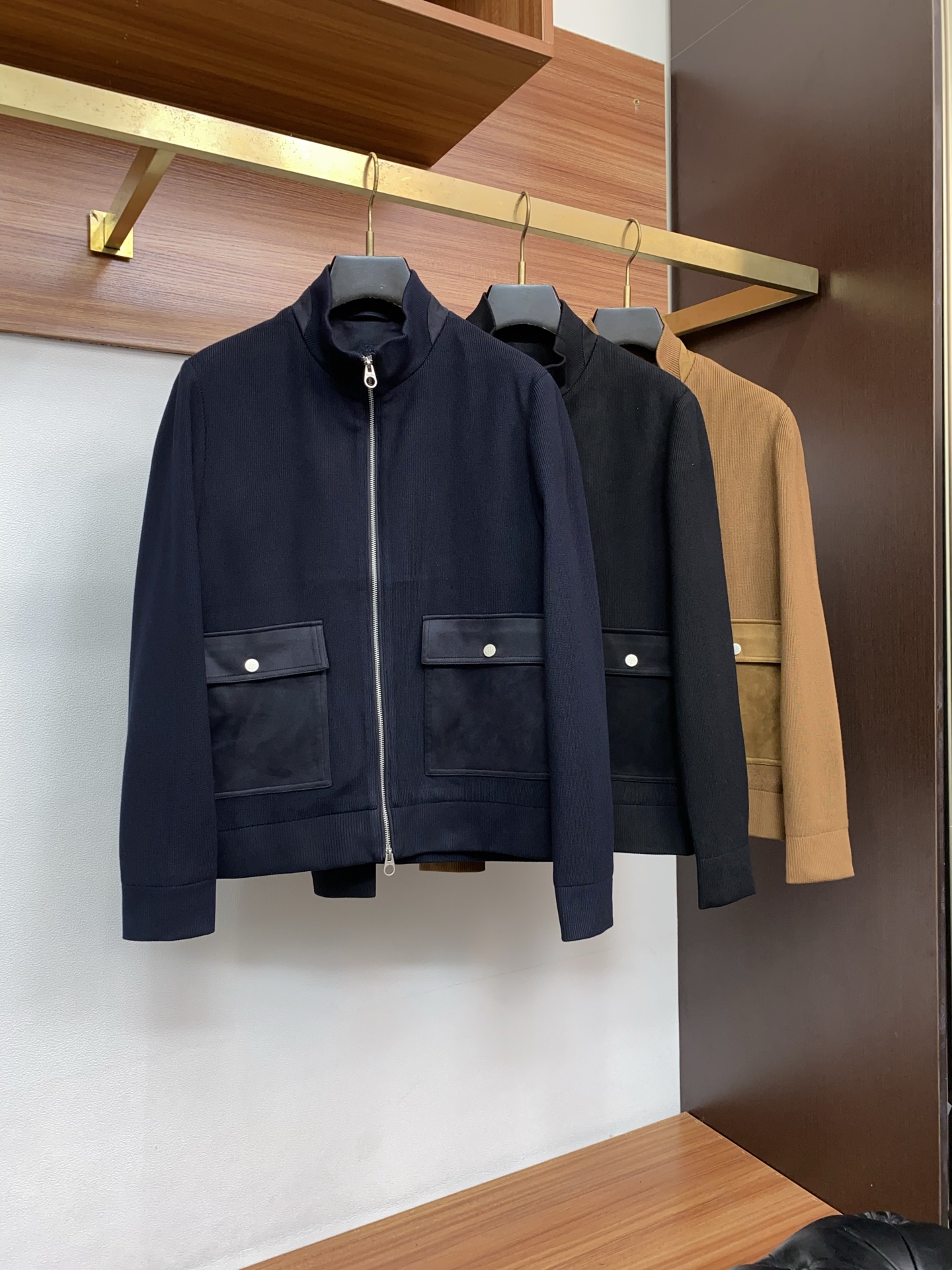 Loro piana 诺悠翩雅 2026新款男士休闲定制针织拼接 夹克外套。穿上简约干练的休闲外套，瞬间