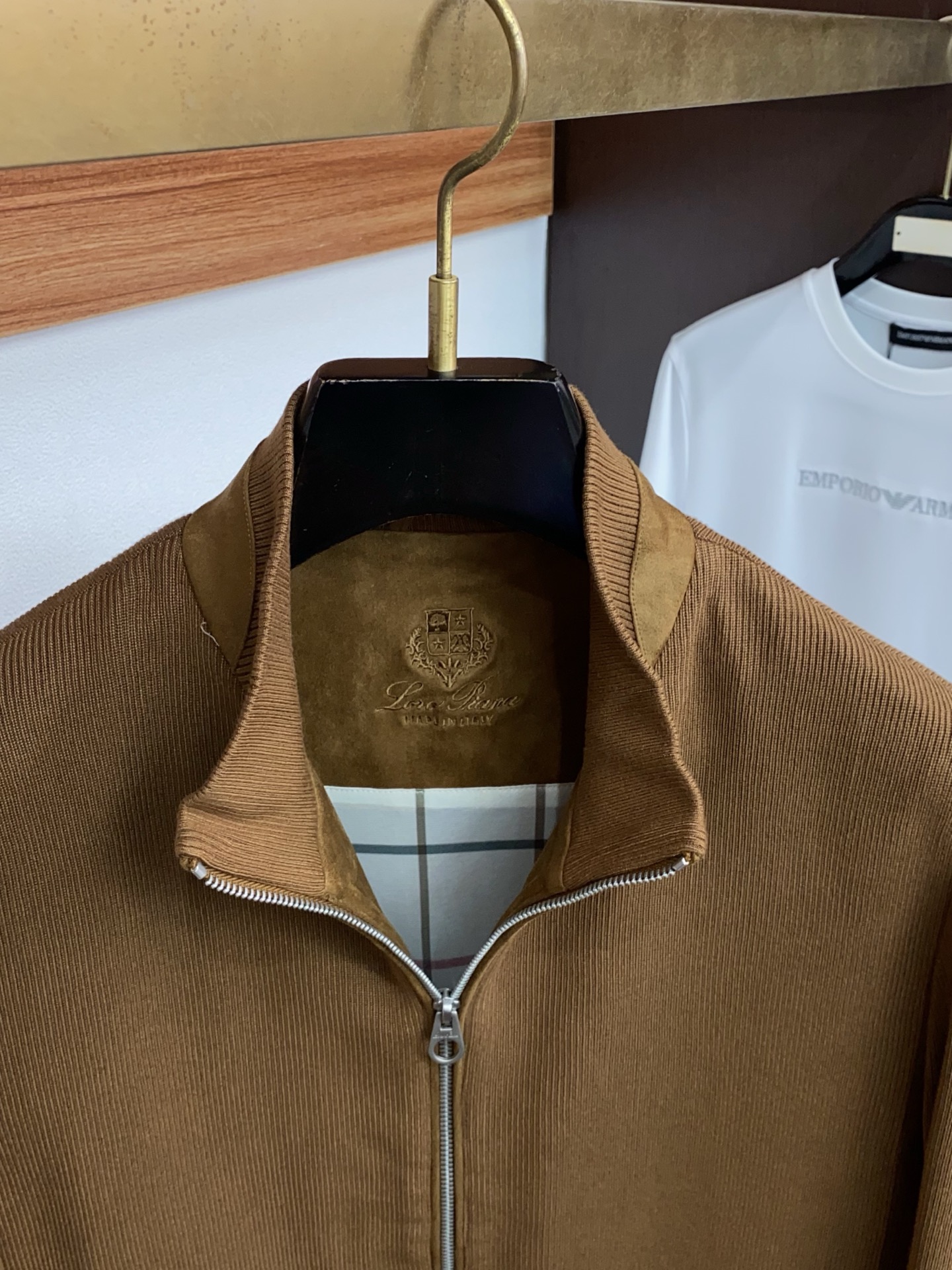 Loro piana 诺悠翩雅 2026新款男士休闲定制针织拼接 夹克外套。穿上简约干练的休闲外套，瞬间