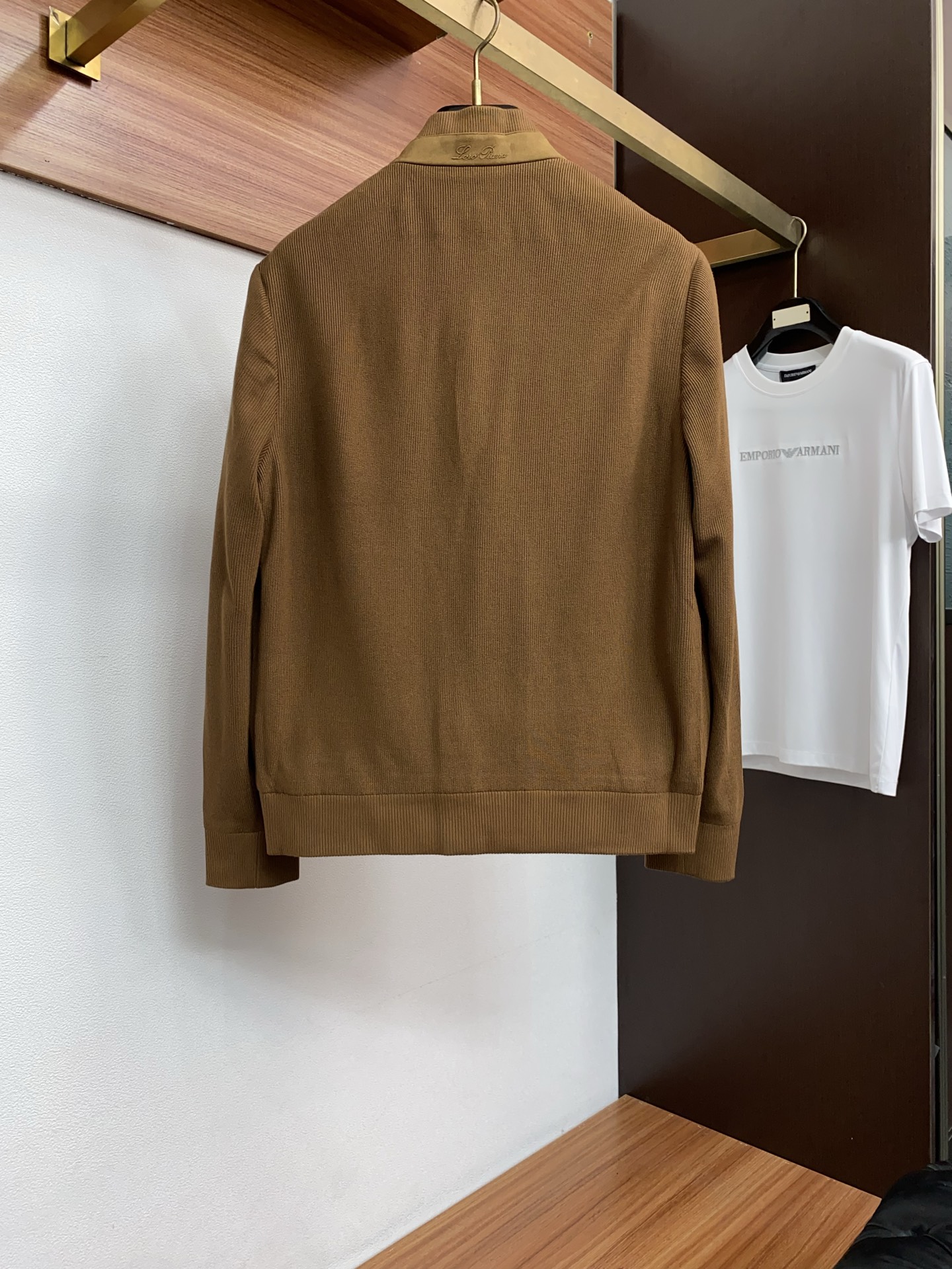 Loro piana 诺悠翩雅 2026新款男士休闲定制针织拼接 夹克外套。穿上简约干练的休闲外套，瞬间