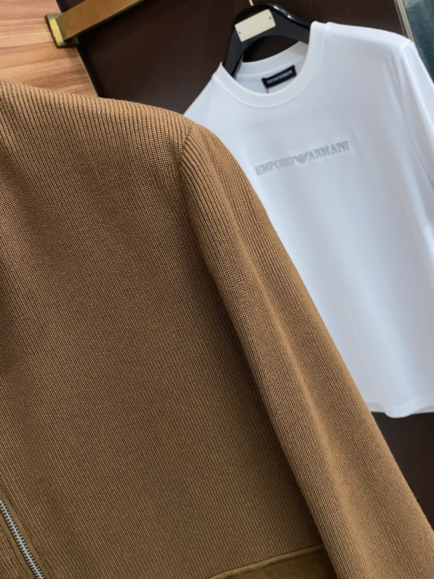 Loro piana 诺悠翩雅 2026新款男士休闲定制针织拼接 夹克外套。穿上简约干练的休闲外套，瞬间