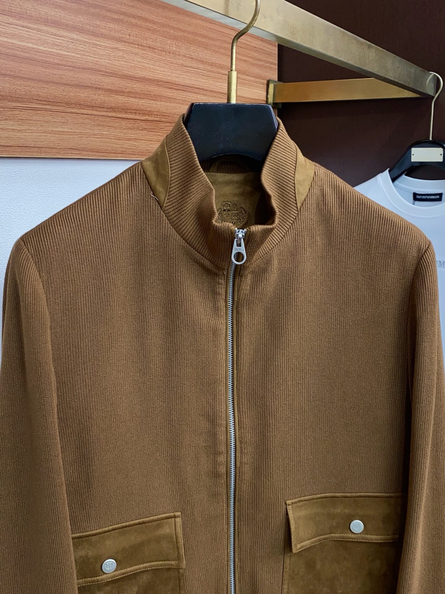 Loro piana 诺悠翩雅 2026新款男士休闲定制针织拼接 夹克外套。穿上简约干练的休闲外套，瞬间