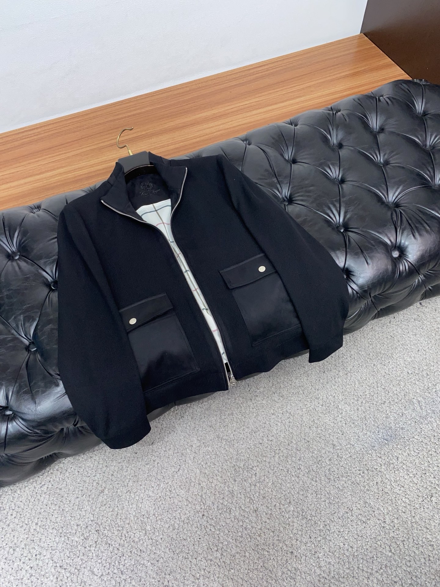 Loro piana 诺悠翩雅 2026新款男士休闲定制针织拼接 夹克外套。穿上简约干练的休闲外套，瞬间