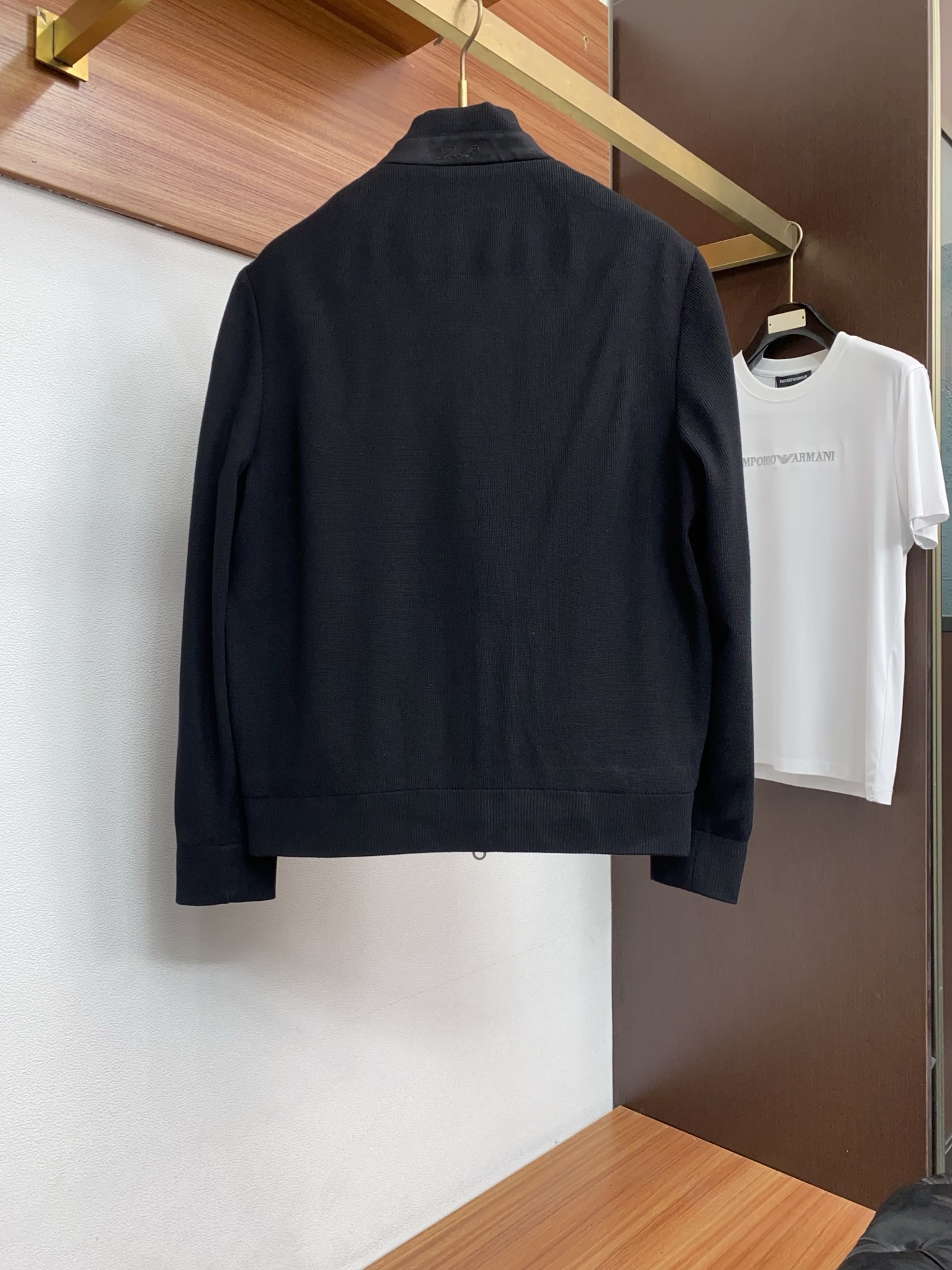 Loro piana 诺悠翩雅 2026新款男士休闲定制针织拼接 夹克外套。穿上简约干练的休闲外套，瞬间