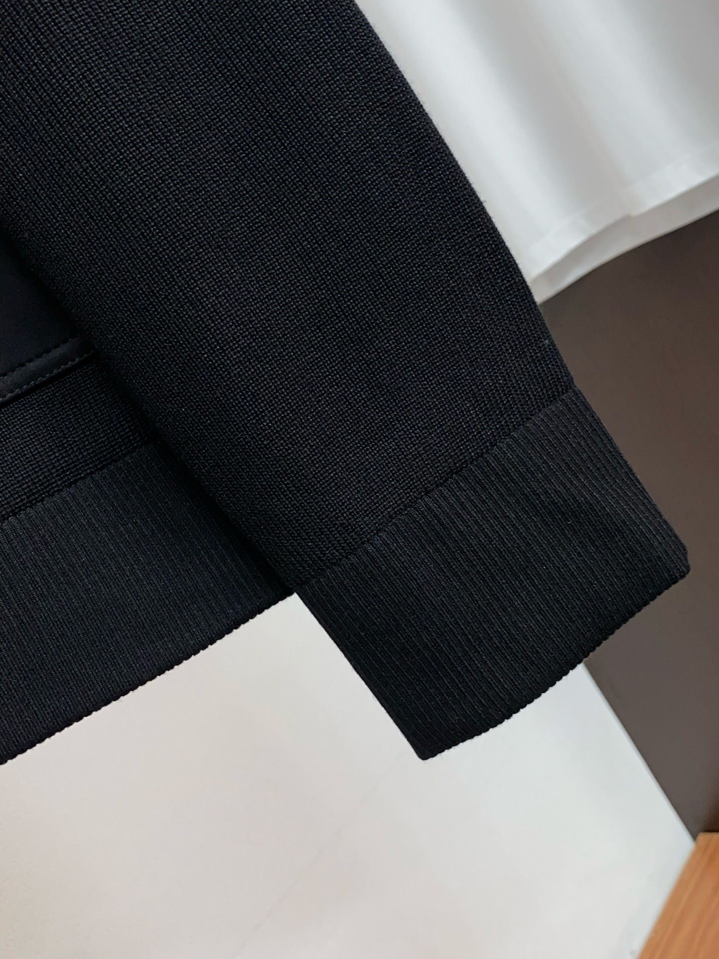 Loro piana 诺悠翩雅 2026新款男士休闲定制针织拼接 夹克外套。穿上简约干练的休闲外套，瞬间