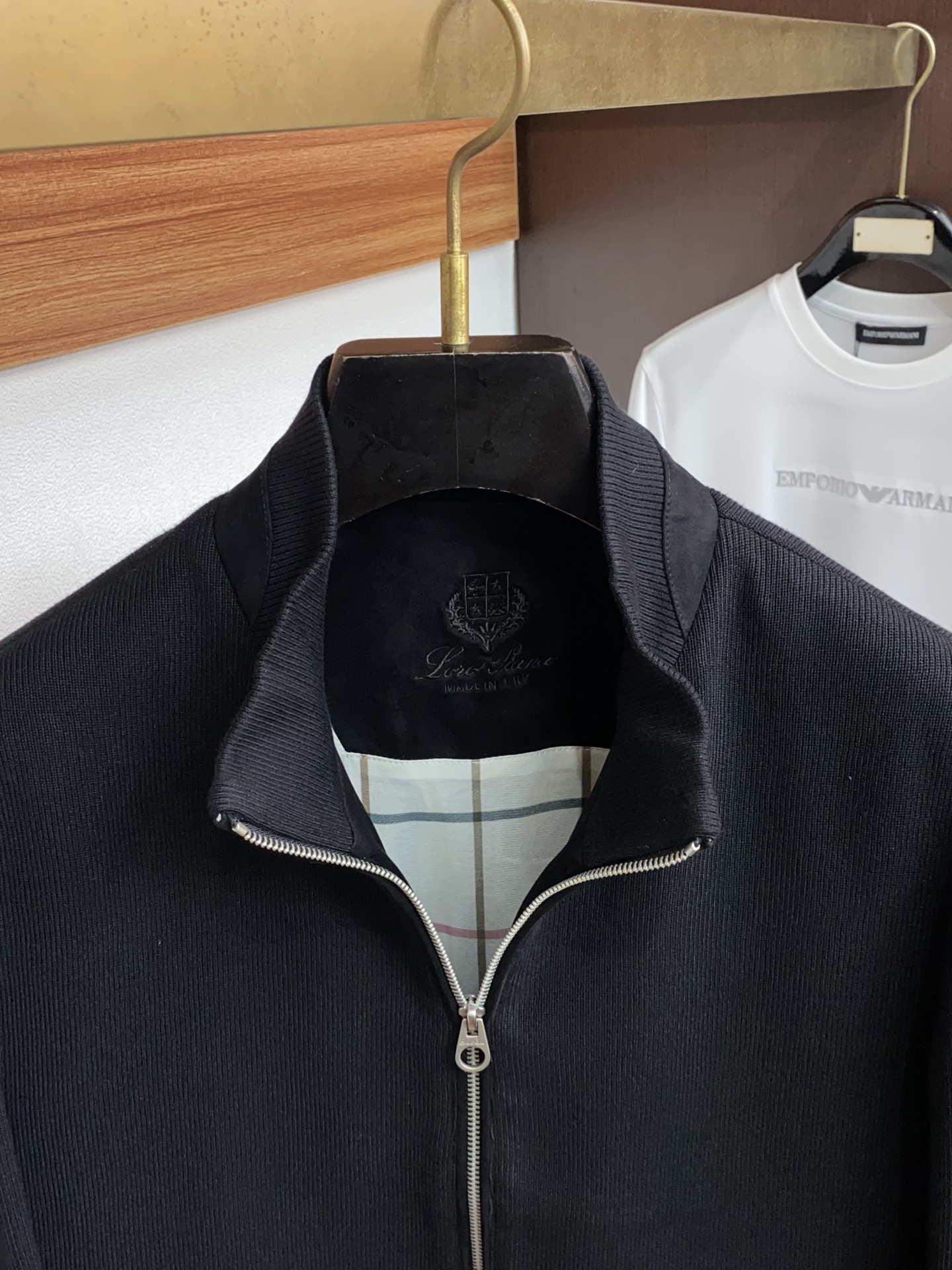 Loro piana 诺悠翩雅 2026新款男士休闲定制针织拼接 夹克外套。穿上简约干练的休闲外套，瞬间