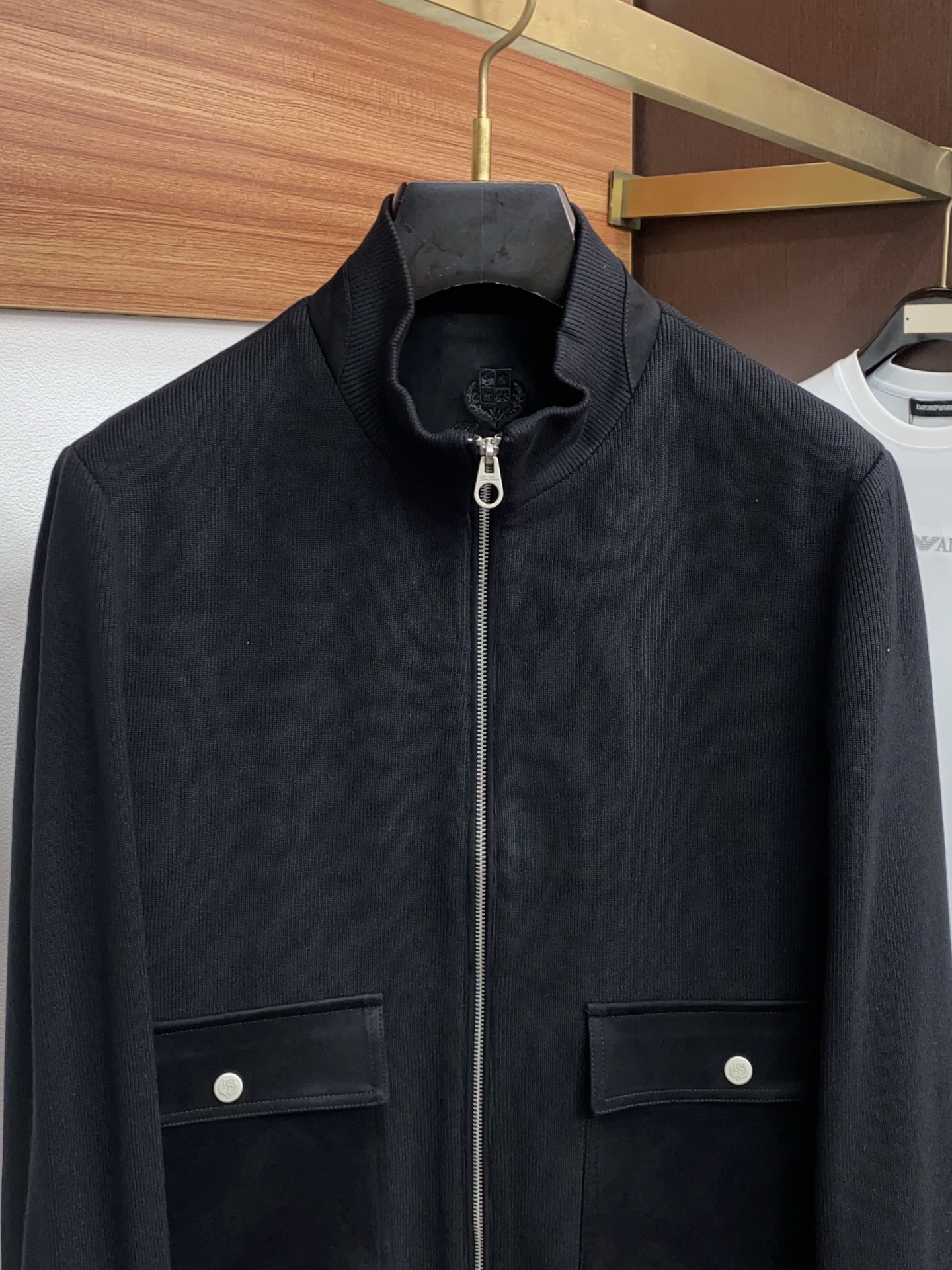 Loro piana 诺悠翩雅 2026新款男士休闲定制针织拼接 夹克外套。穿上简约干练的休闲外套，瞬间