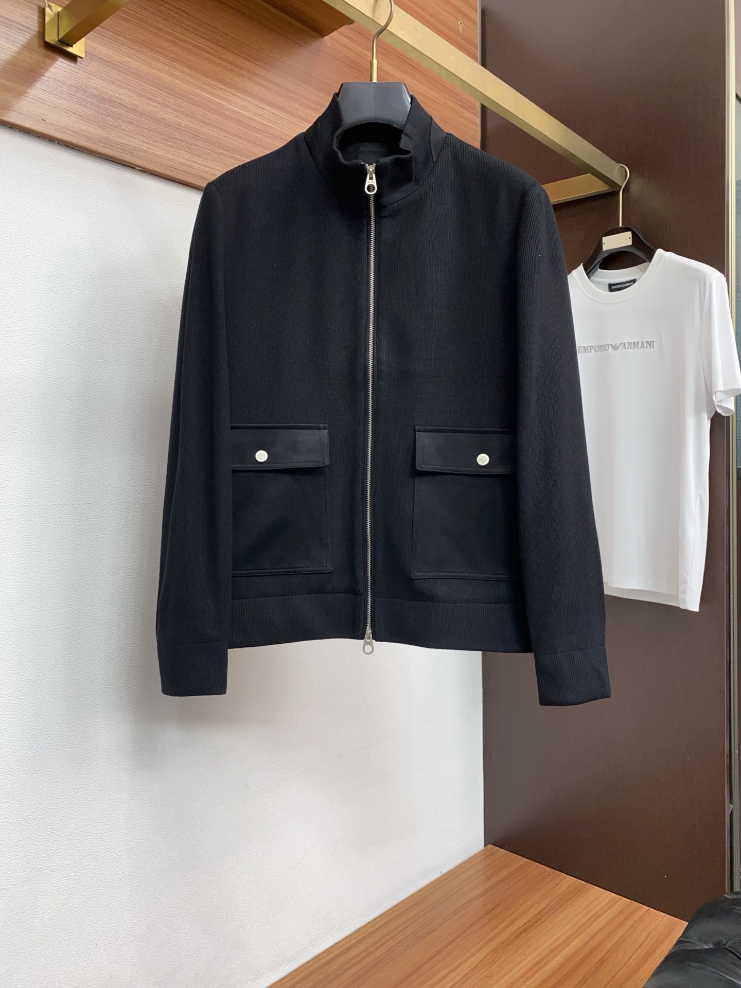 Loro piana 诺悠翩雅 2026新款男士休闲定制针织拼接 夹克外套。穿上简约干练的休闲外套，瞬间