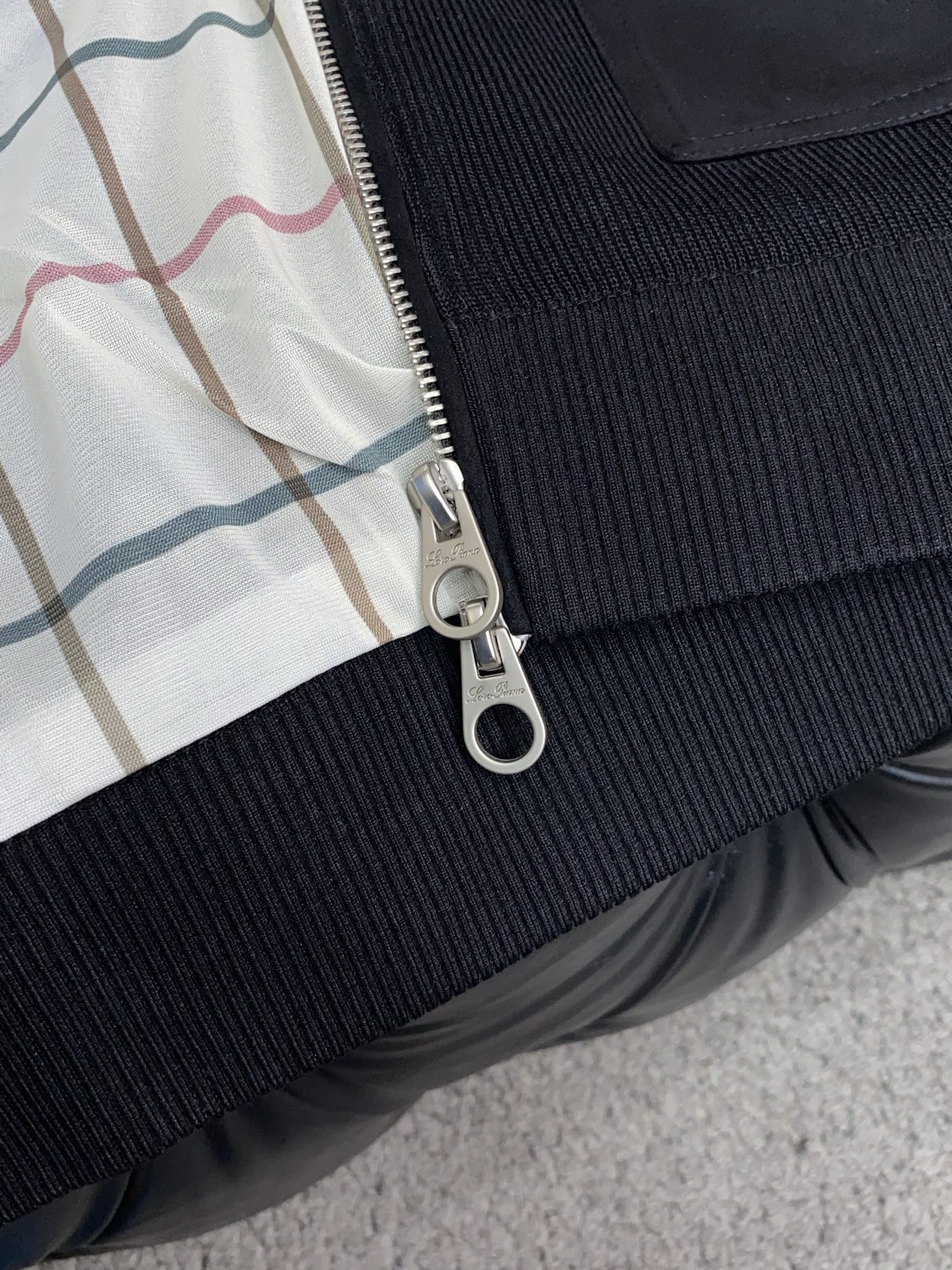 Loro piana 诺悠翩雅 2026新款男士休闲定制针织拼接 夹克外套。穿上简约干练的休闲外套，瞬间