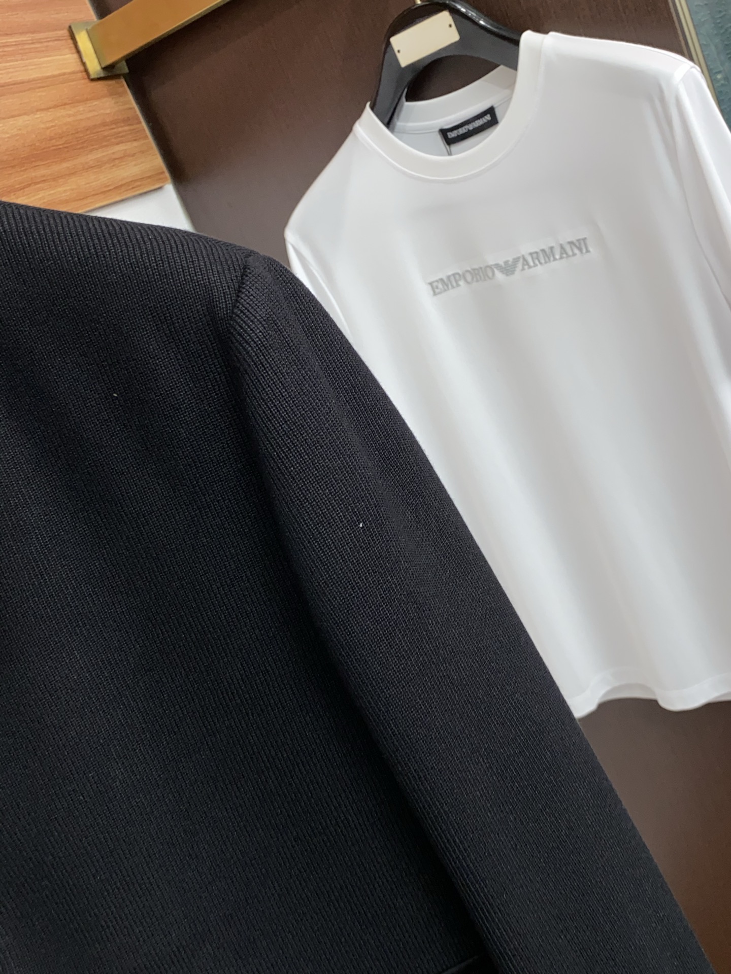 Loro piana 诺悠翩雅 2026新款男士休闲定制针织拼接 夹克外套。穿上简约干练的休闲外套，瞬间