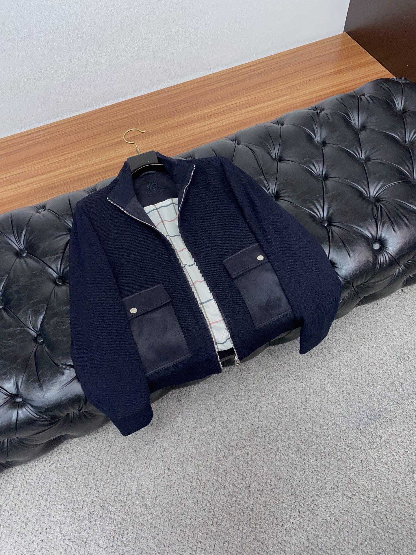 Loro piana 诺悠翩雅 2026新款男士休闲定制针织拼接 夹克外套。穿上简约干练的休闲外套，瞬间