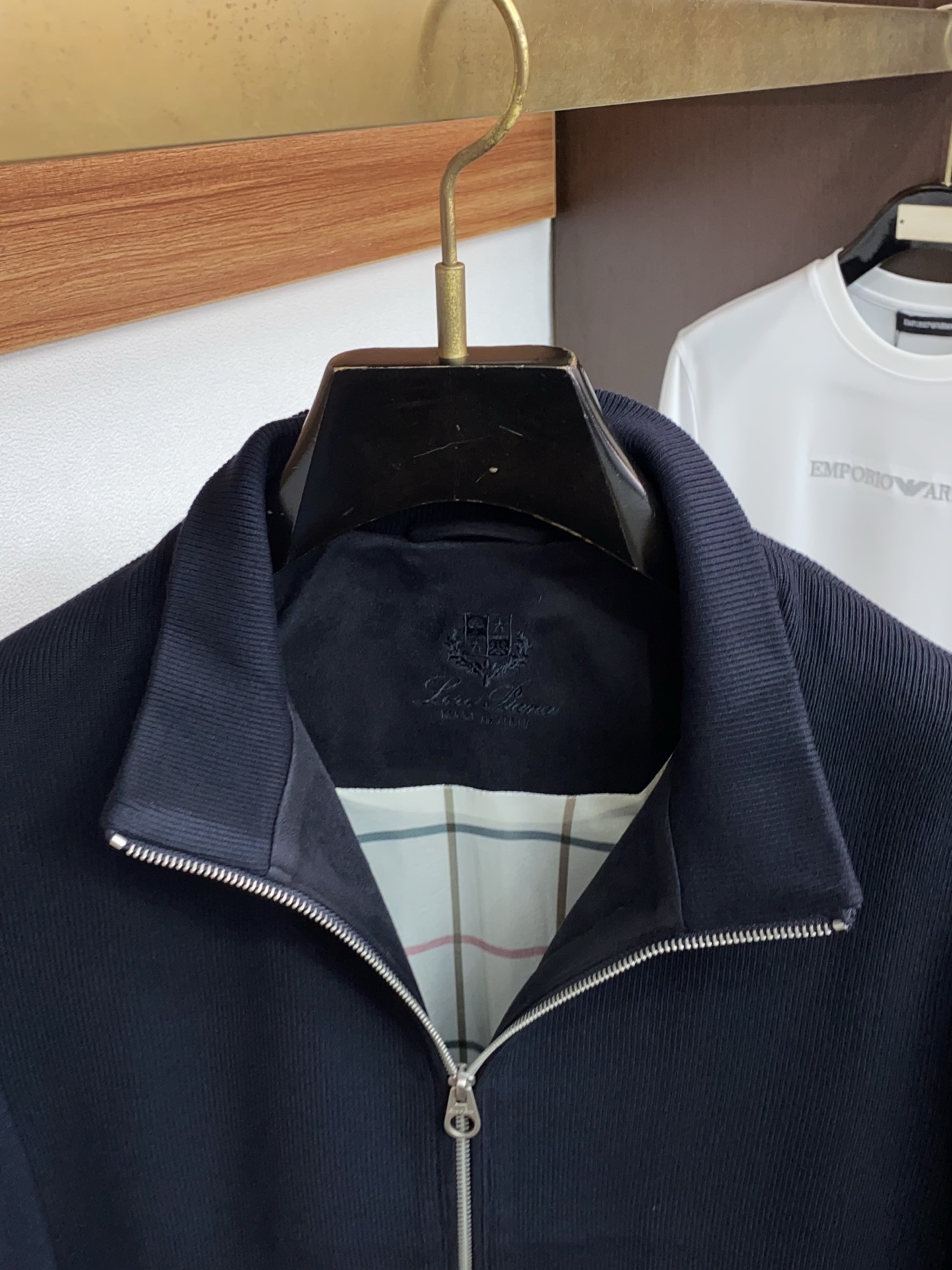 Loro piana 诺悠翩雅 2026新款男士休闲定制针织拼接 夹克外套。穿上简约干练的休闲外套，瞬间