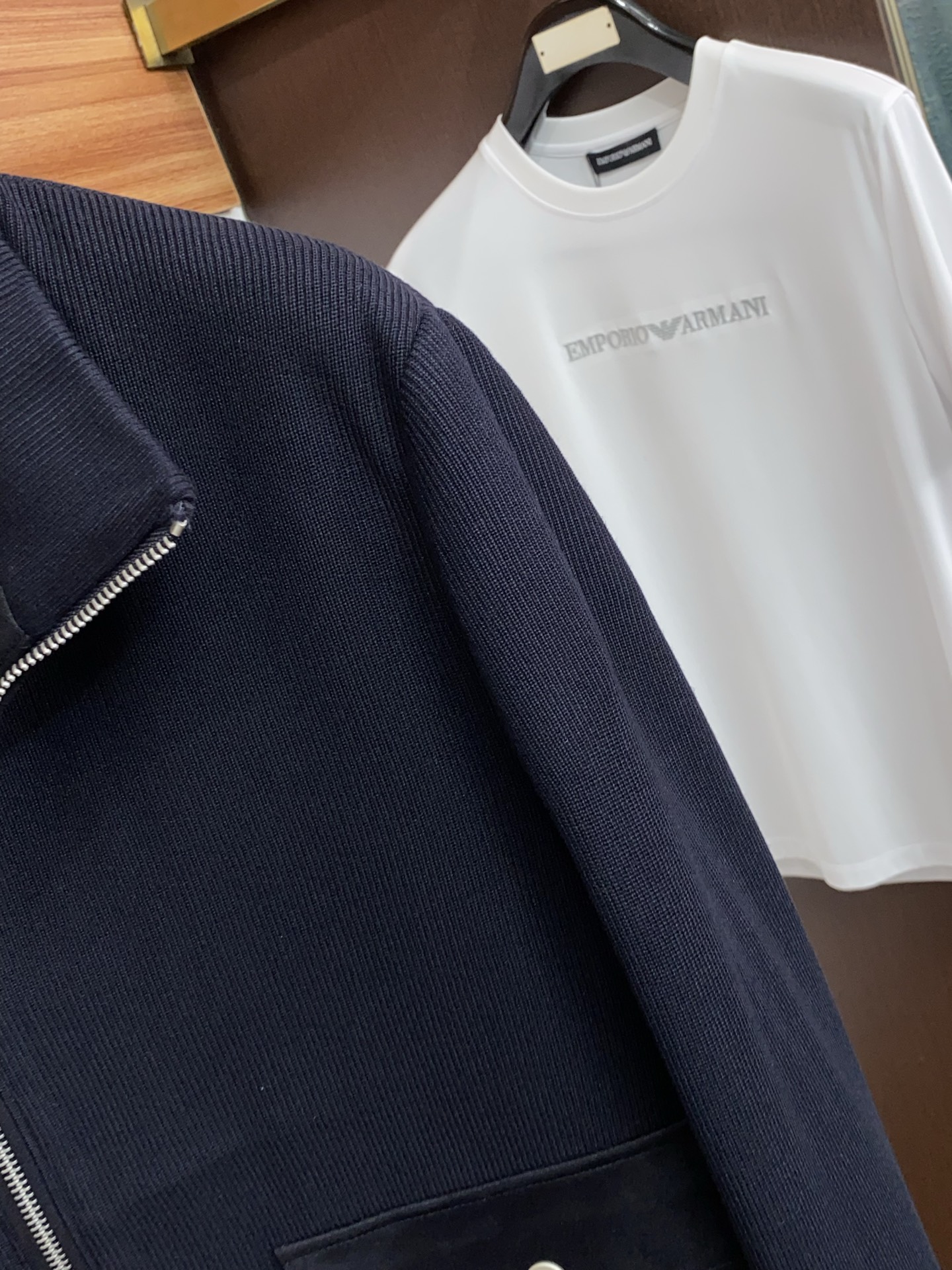 Loro piana 诺悠翩雅 2026新款男士休闲定制针织拼接 夹克外套。穿上简约干练的休闲外套，瞬间