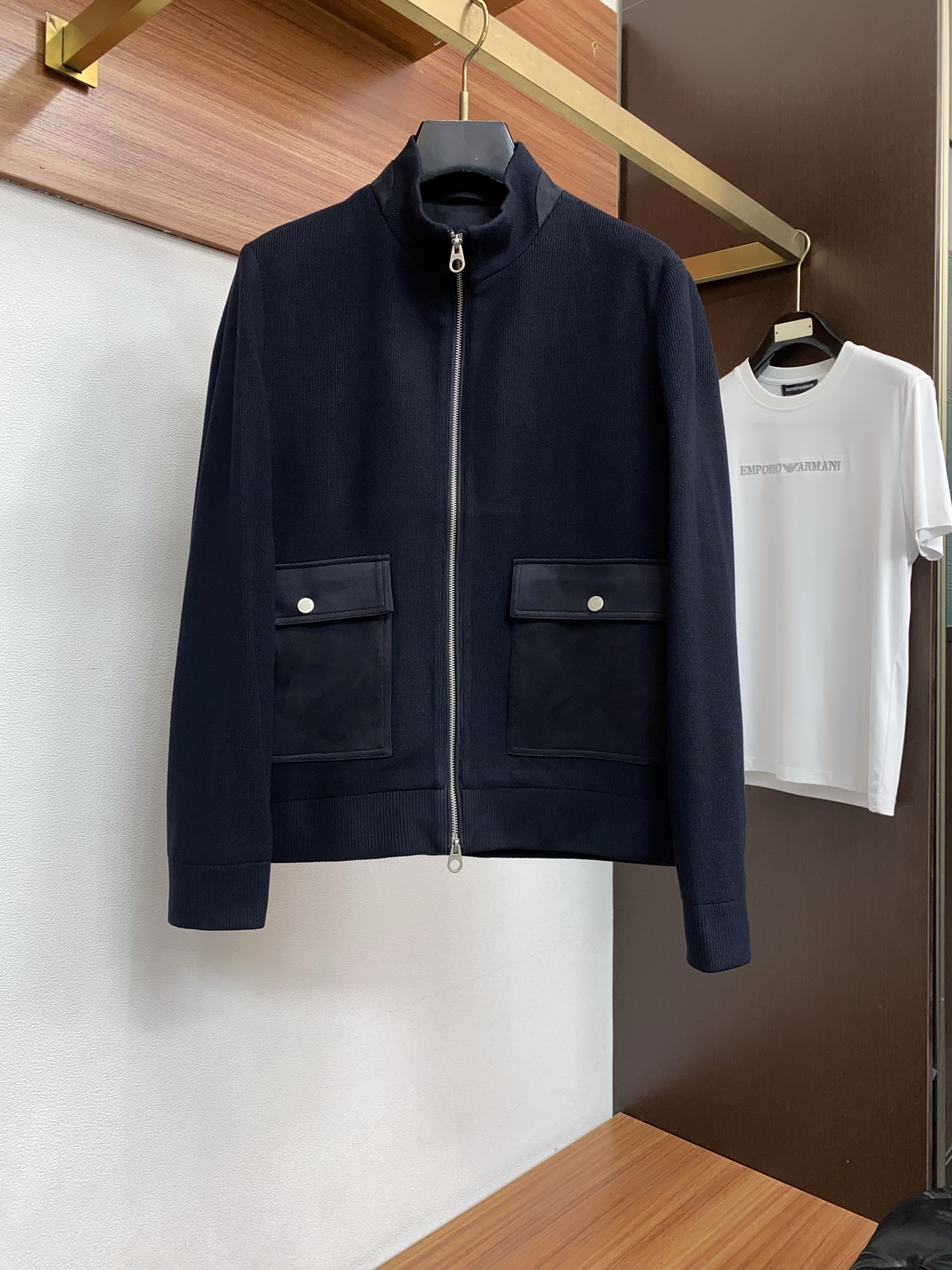 Loro piana 诺悠翩雅 2026新款男士休闲定制针织拼接 夹克外套。穿上简约干练的休闲外套，瞬间