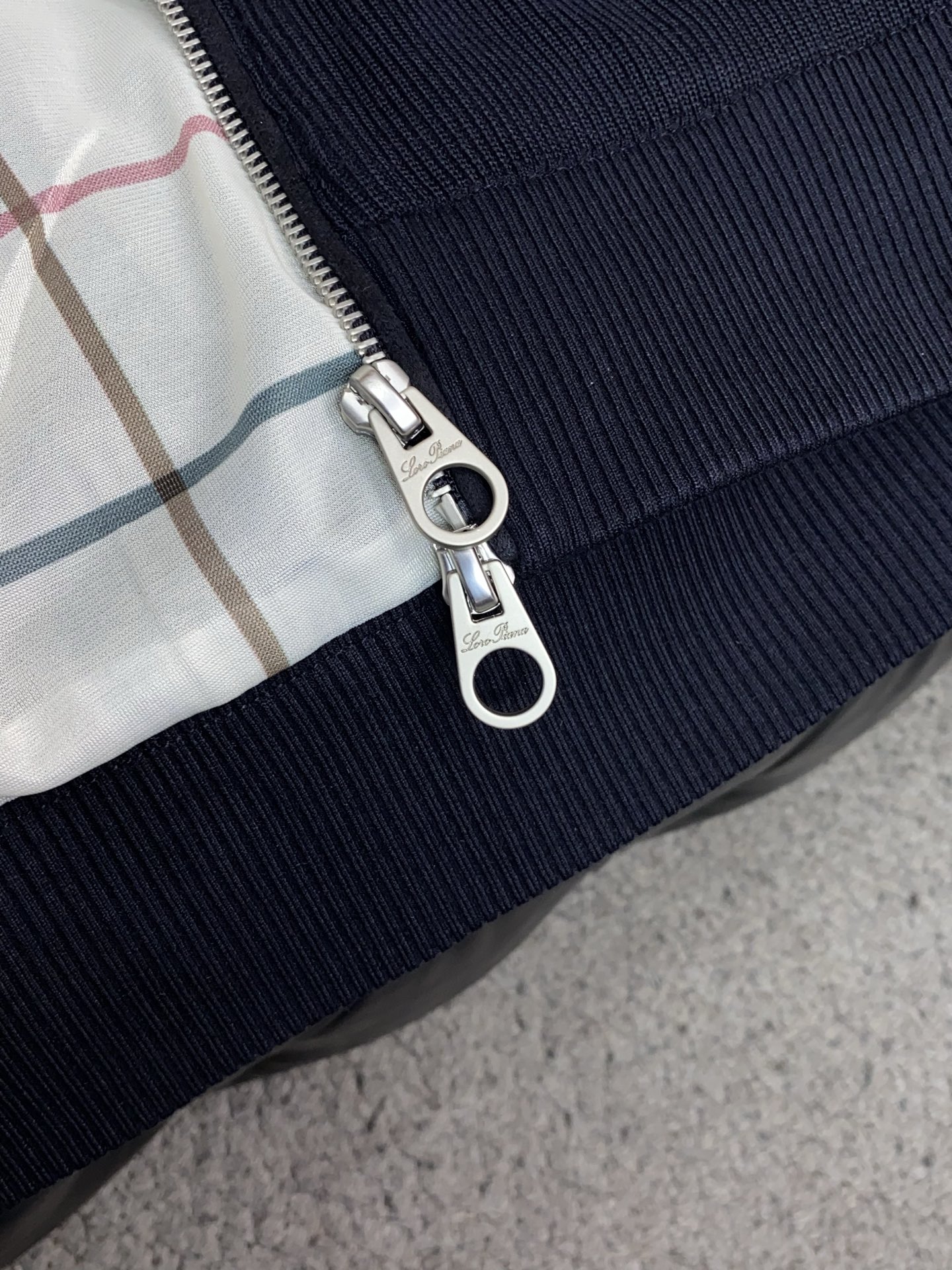 Loro piana 诺悠翩雅 2026新款男士休闲定制针织拼接 夹克外套。穿上简约干练的休闲外套，瞬间