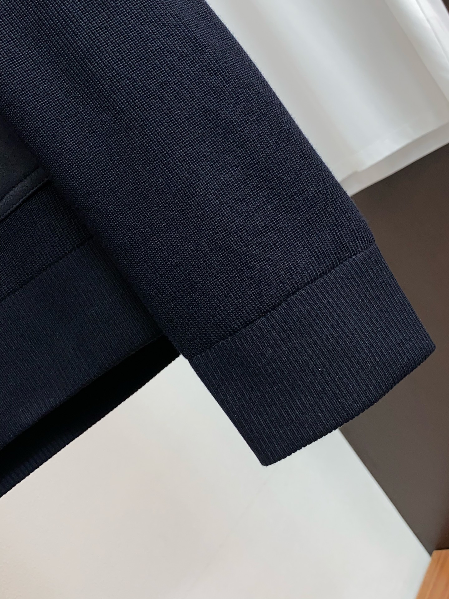 Loro piana 诺悠翩雅 2026新款男士休闲定制针织拼接 夹克外套。穿上简约干练的休闲外套，瞬间