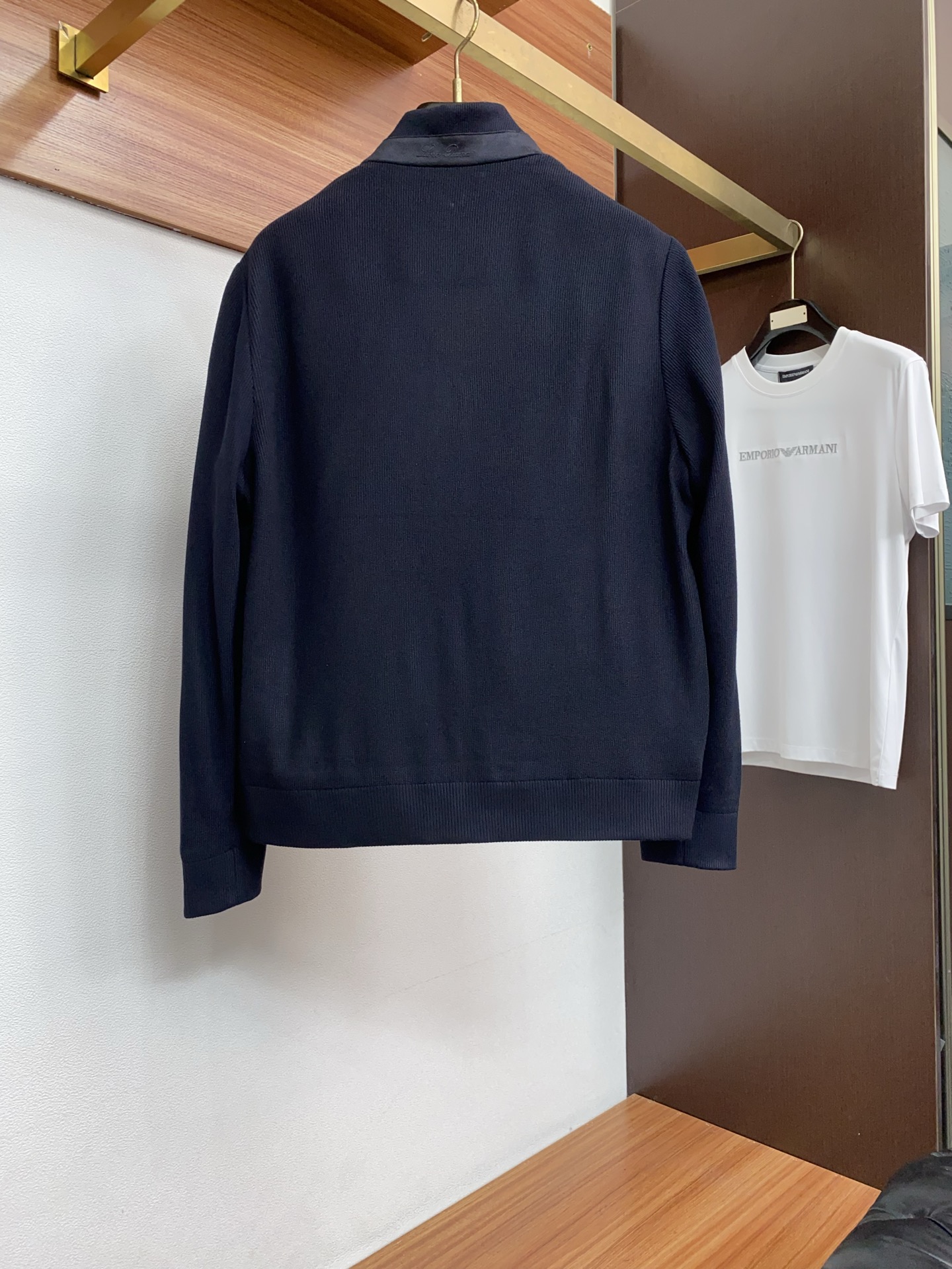 Loro piana 诺悠翩雅 2026新款男士休闲定制针织拼接 夹克外套。穿上简约干练的休闲外套，瞬间