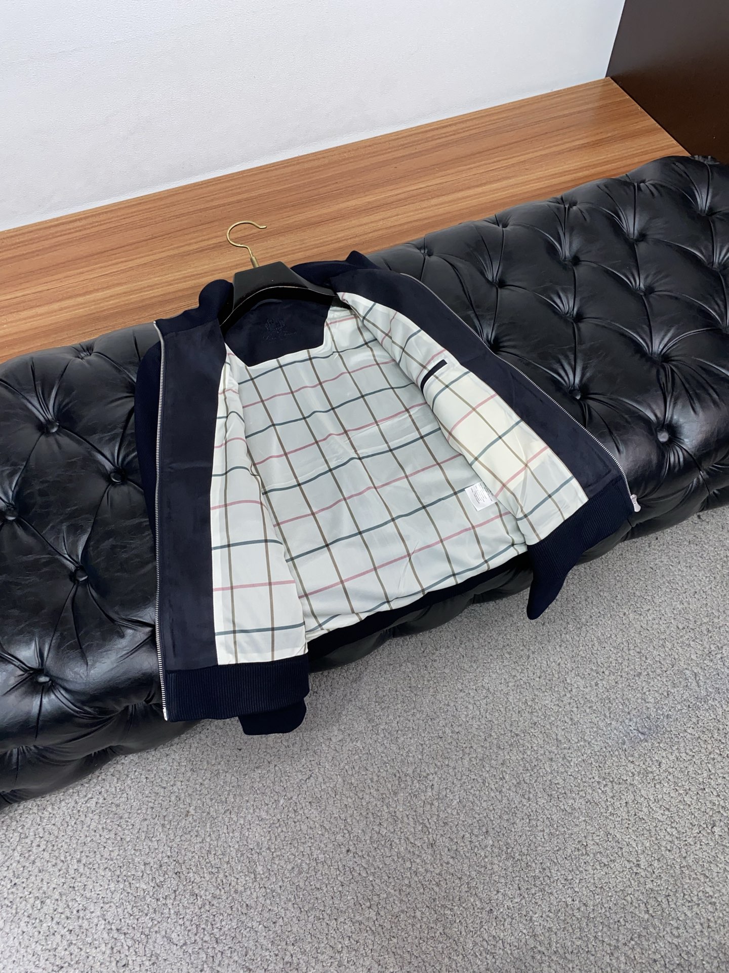 Loro piana 诺悠翩雅 2026新款男士休闲定制针织拼接 夹克外套。穿上简约干练的休闲外套，瞬间