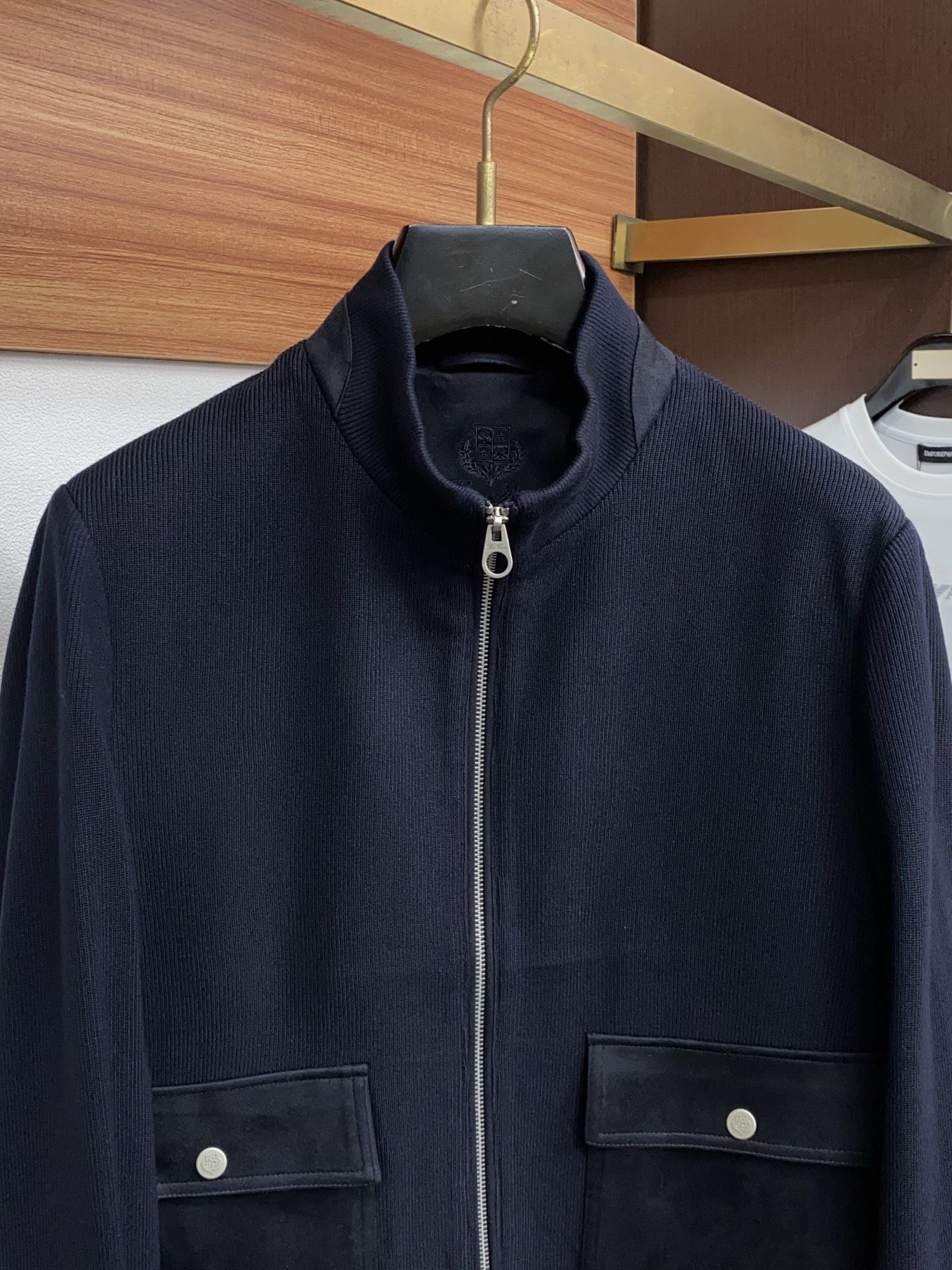 Loro piana 诺悠翩雅 2026新款男士休闲定制针织拼接 夹克外套。穿上简约干练的休闲外套，瞬间