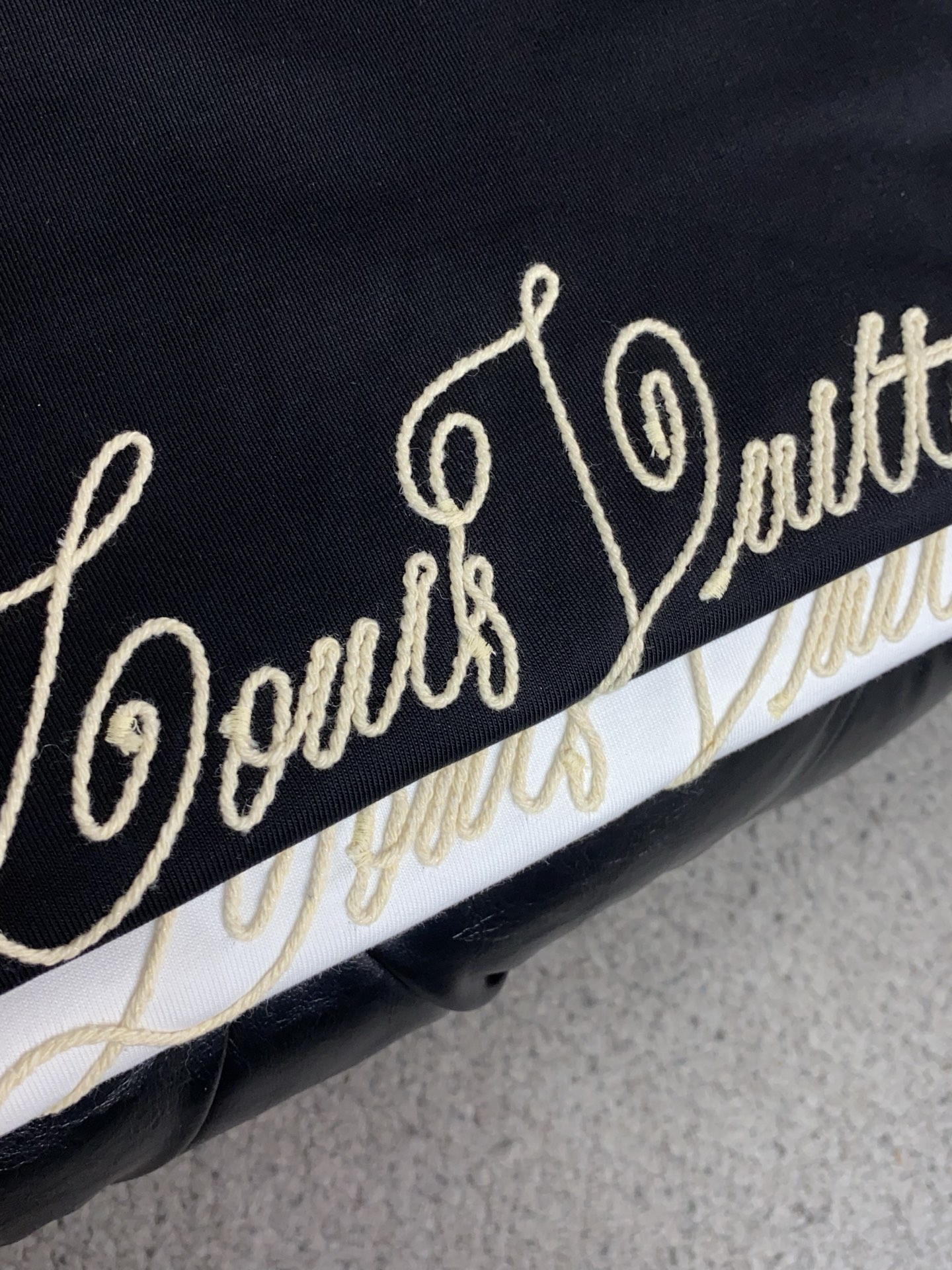 1v路易威登 26SS春夏新款 纯棉质圆领短袖 男士基础款专柜短袖T恤衫！贸易公司渠道稀出，同步官网发售