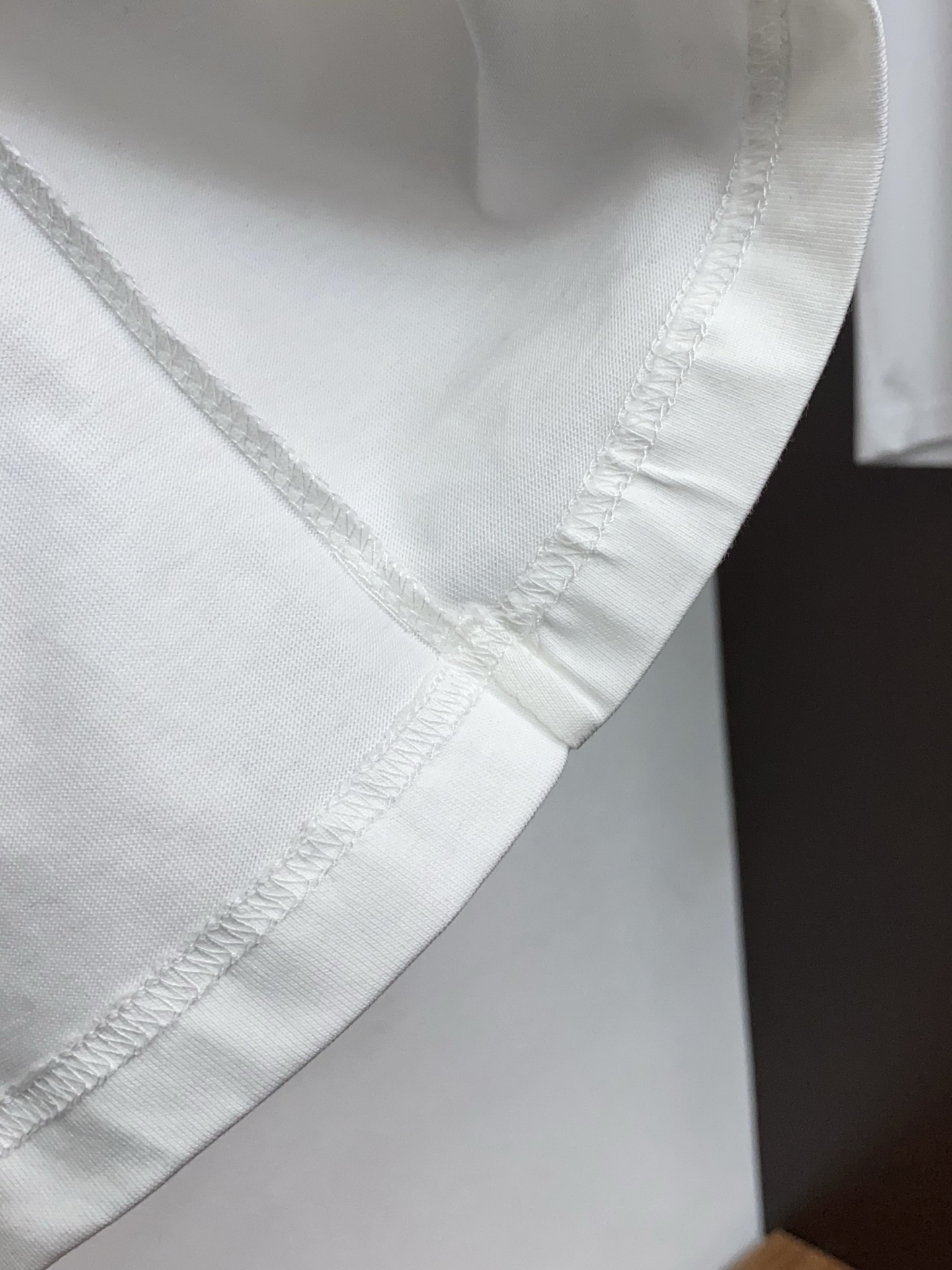 1v路易威登 26SS春夏新款 纯棉质圆领短袖 男士基础款专柜短袖T恤衫！贸易公司渠道稀出，同步官网发售