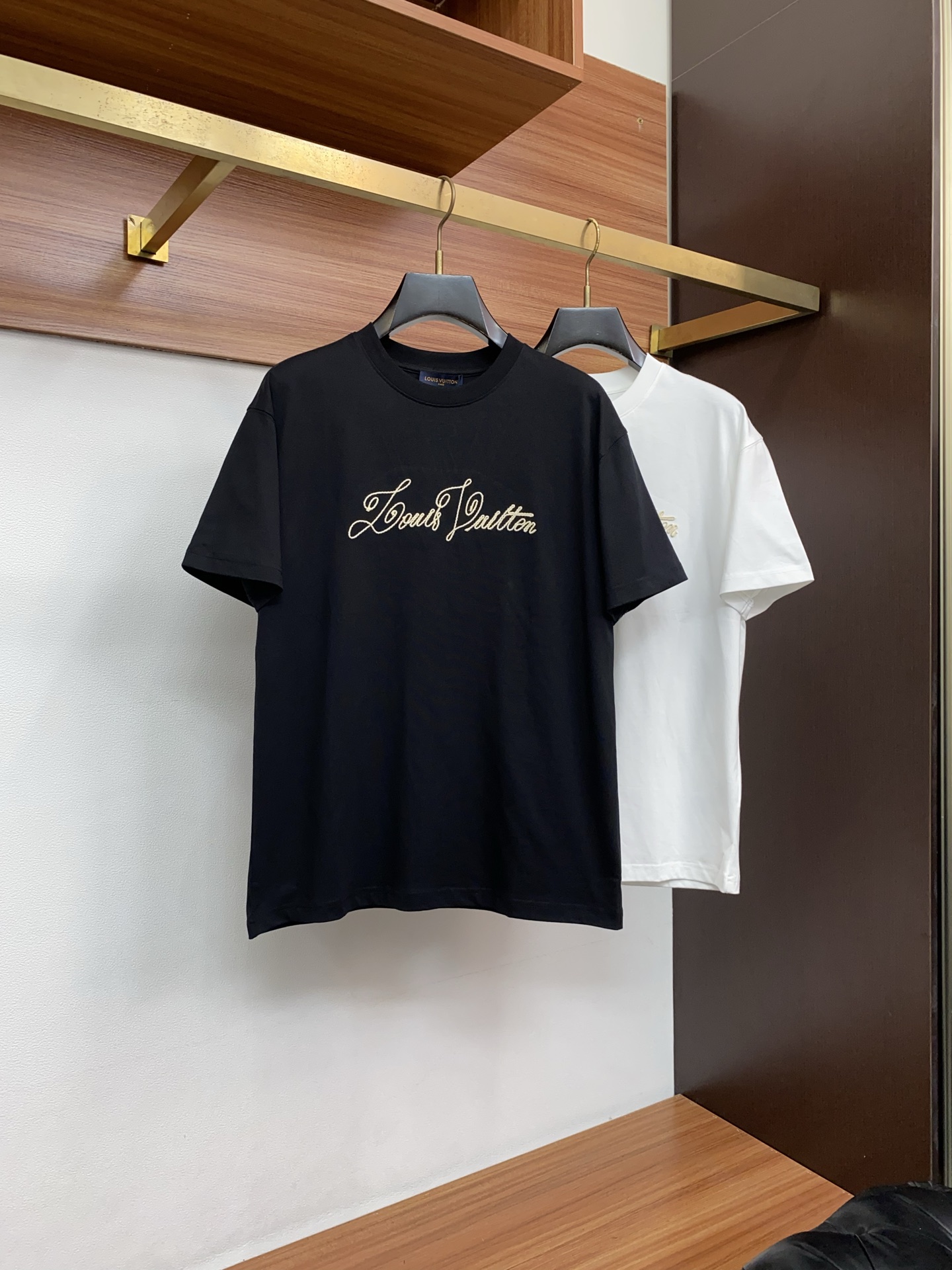 1v路易威登 26SS春夏新款 纯棉质圆领短袖 男士基础款专柜短袖T恤衫！贸易公司渠道稀出，同步官网发售