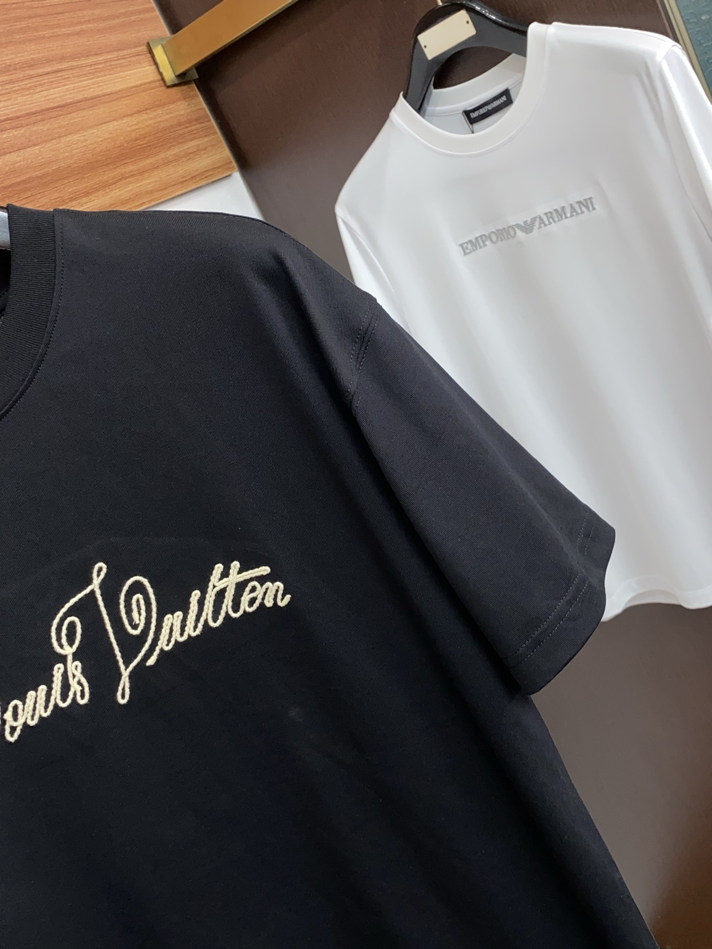 1v路易威登 26SS春夏新款 纯棉质圆领短袖 男士基础款专柜短袖T恤衫！贸易公司渠道稀出，同步官网发售