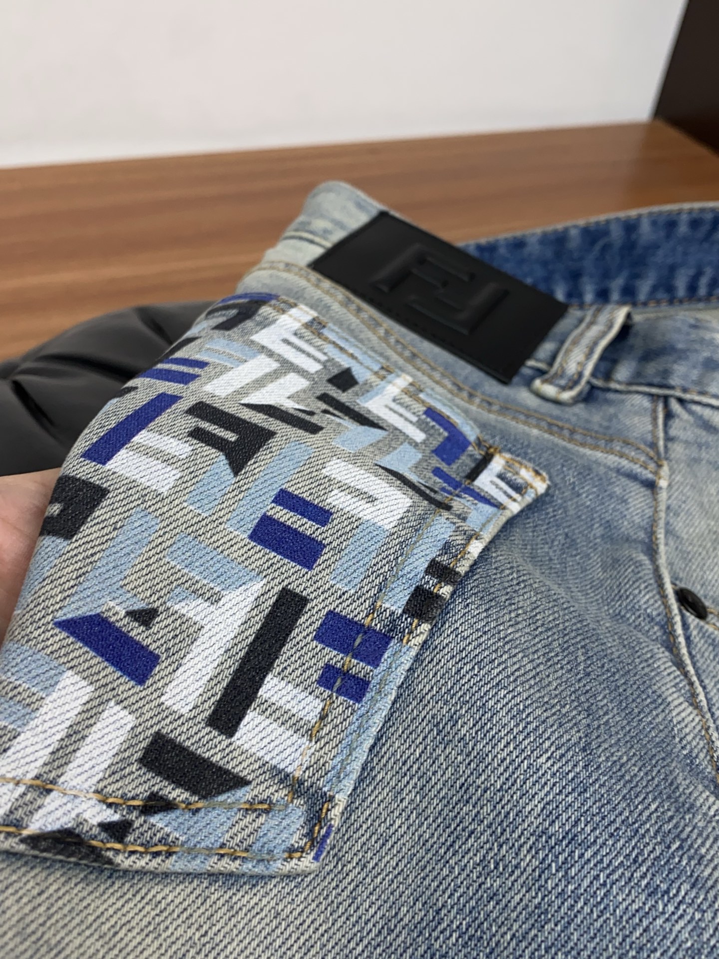 芬迪 26新款 市场独家订制进口丹宁牛仔面料 稀缺面料 超级舒服 工艺复杂四季款牛仔裤 针织牛从做旧 独