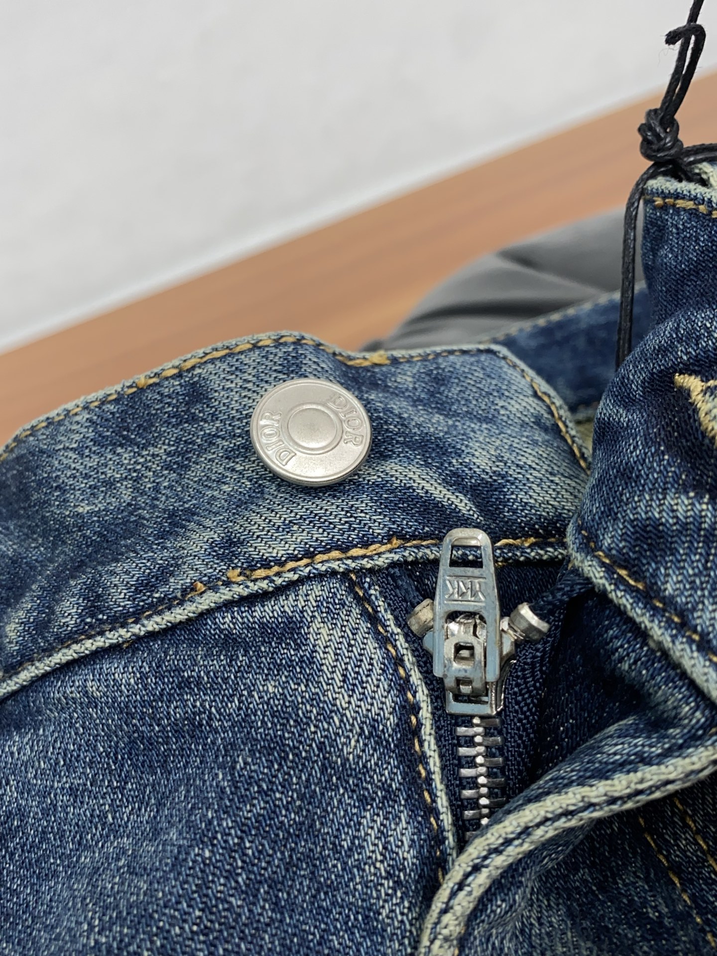 迪奥 26新款 市场独家订制进口丹宁牛仔面料 稀缺面料 超级舒服 工艺复杂四季款牛仔裤 针织牛从做旧 独