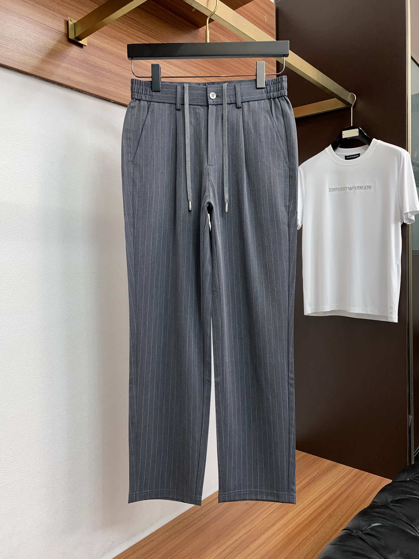 Loro piana 诺悠翩雅 26春夏新款松紧腰围西装休闲裤 干净利落剪裁，都市风十足 采用精运动纯棉