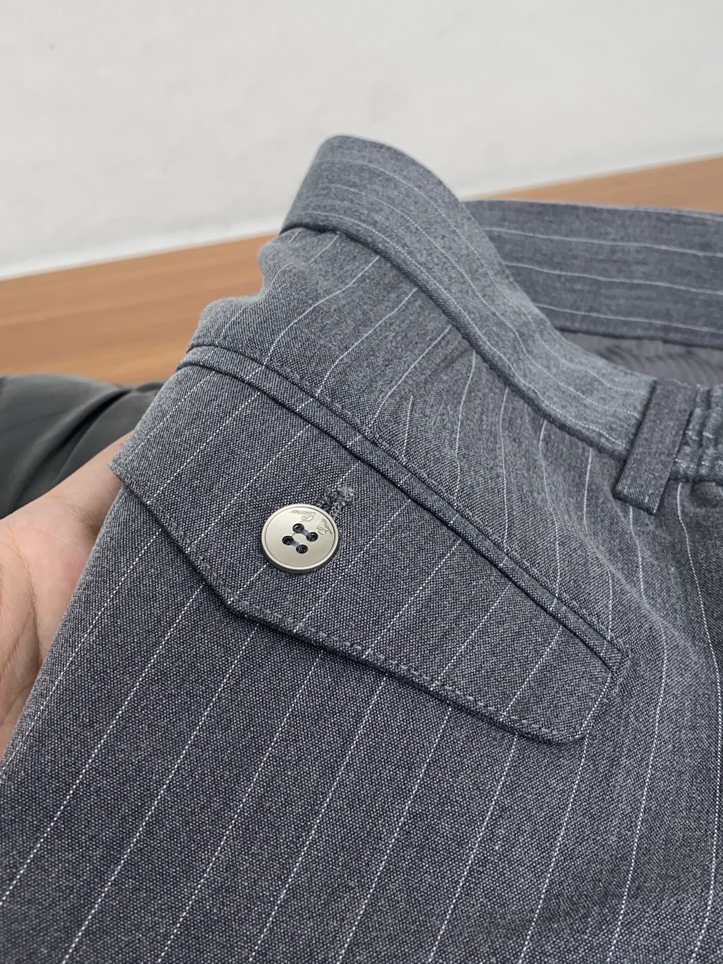 Loro piana 诺悠翩雅 26春夏新款松紧腰围西装休闲裤 干净利落剪裁，都市风十足 采用精运动纯棉