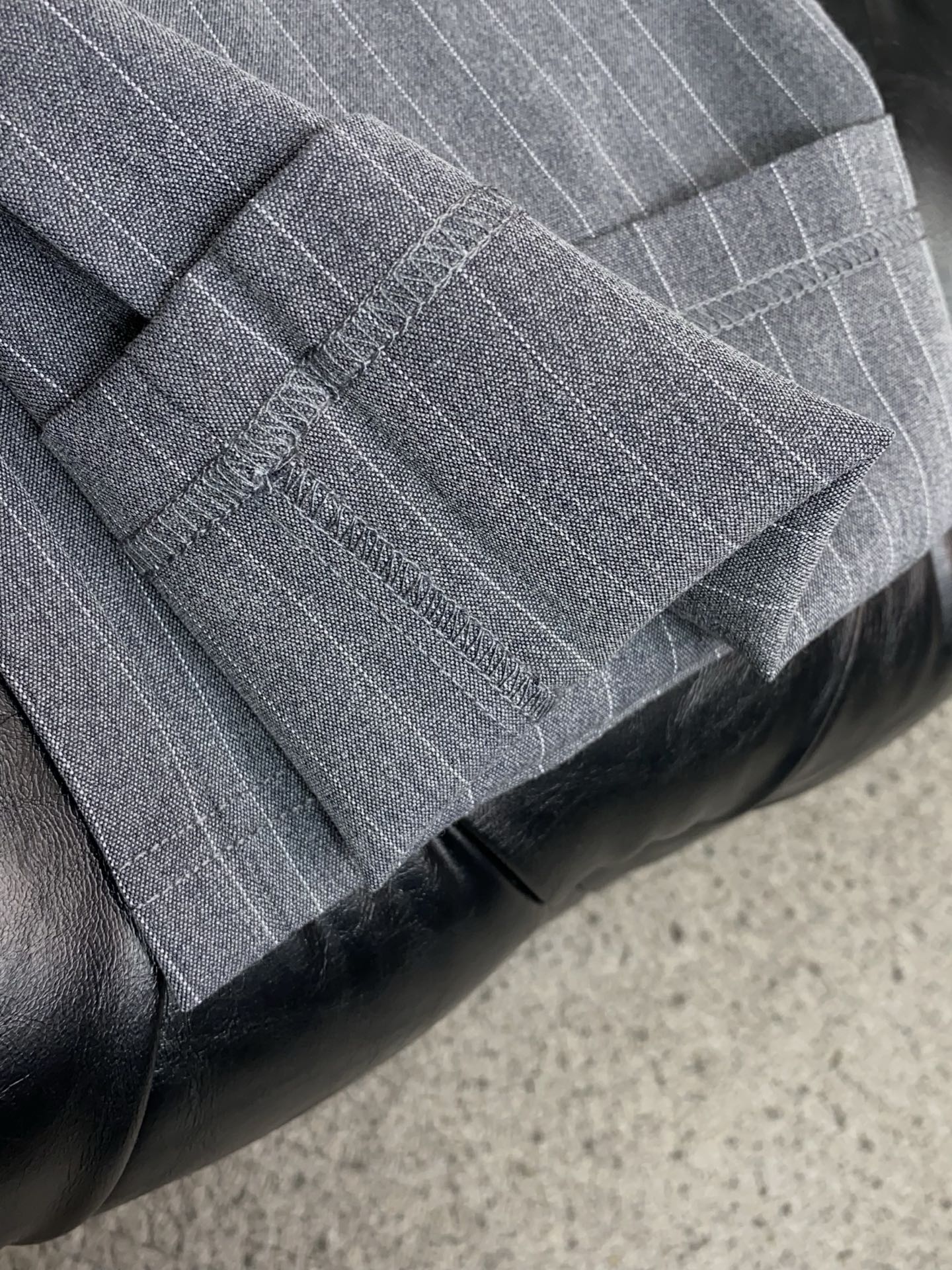 Loro piana 诺悠翩雅 26春夏新款松紧腰围西装休闲裤 干净利落剪裁，都市风十足 采用精运动纯棉