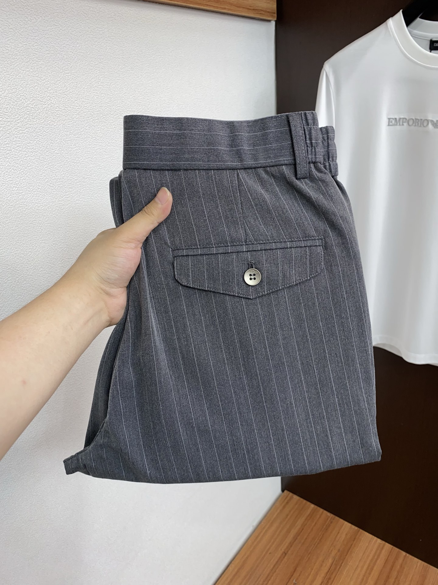 Loro piana 诺悠翩雅 26春夏新款松紧腰围西装休闲裤 干净利落剪裁，都市风十足 采用精运动纯棉