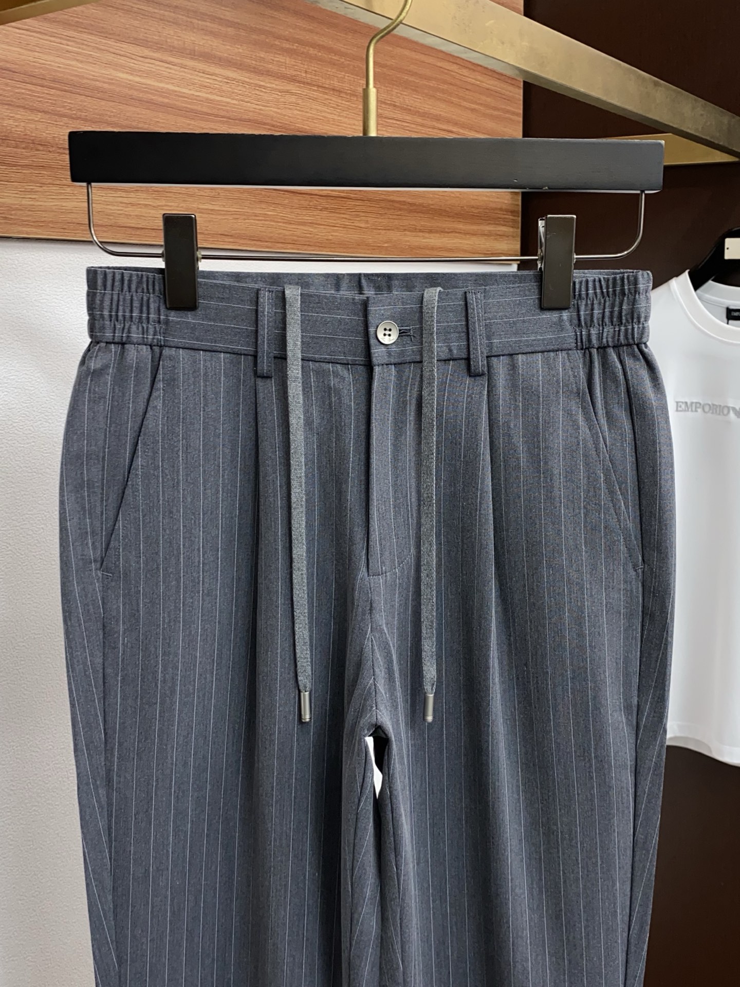 Loro piana 诺悠翩雅 26春夏新款松紧腰围西装休闲裤 干净利落剪裁，都市风十足 采用精运动纯棉