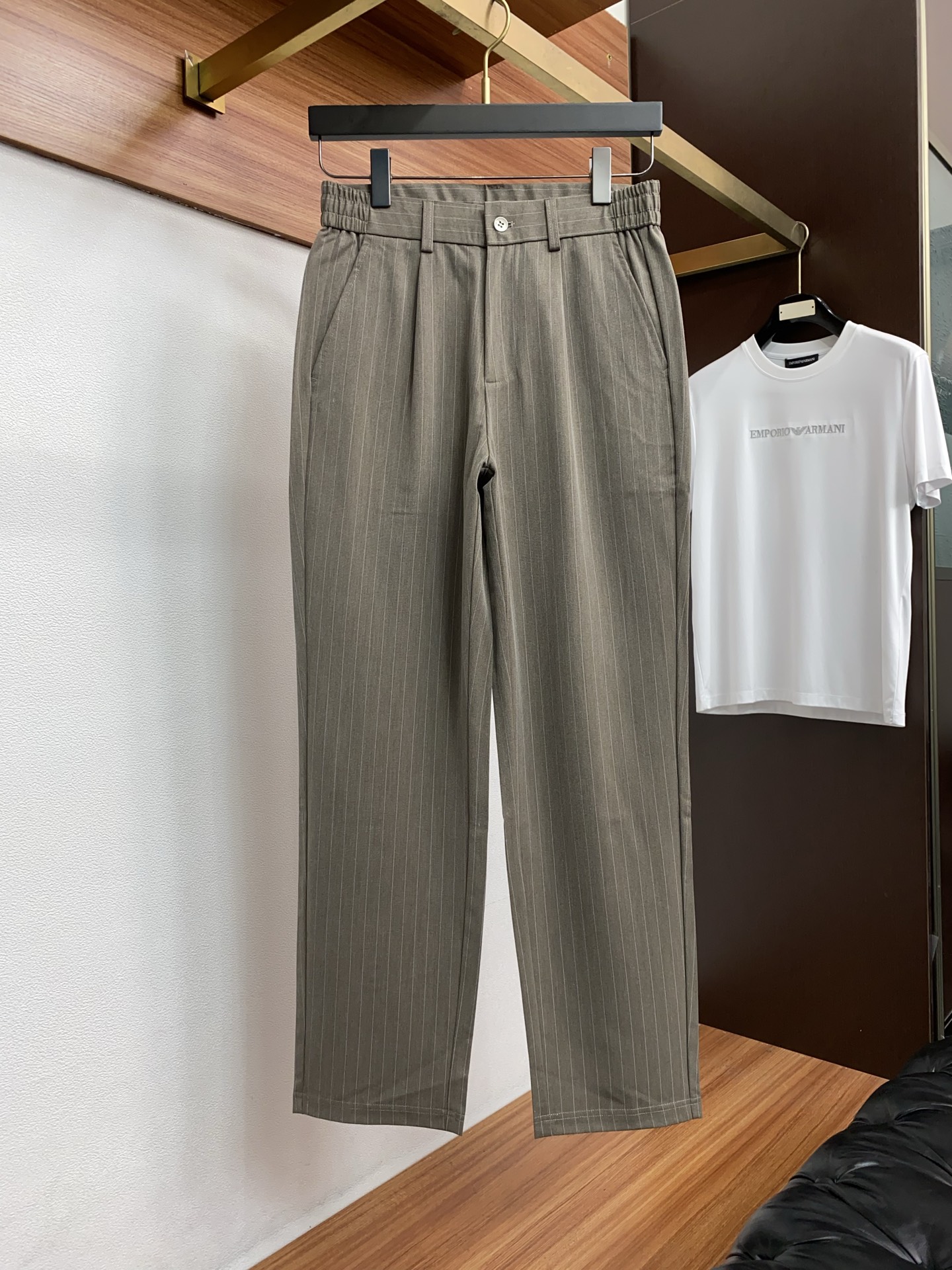 Loro piana 诺悠翩雅 26春夏新款松紧腰围西装休闲裤 干净利落剪裁，都市风十足 采用精运动纯棉