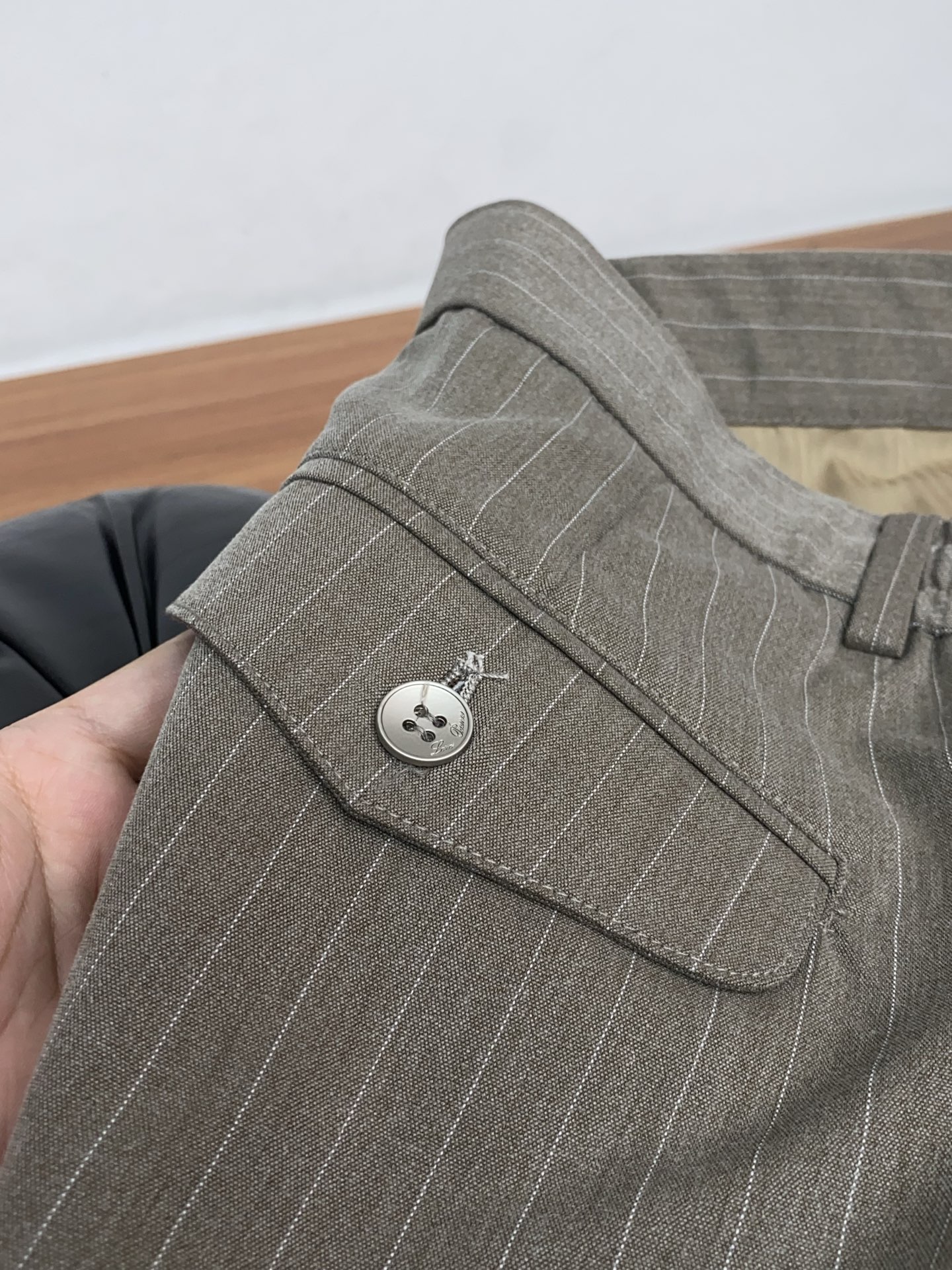 Loro piana 诺悠翩雅 26春夏新款松紧腰围西装休闲裤 干净利落剪裁，都市风十足 采用精运动纯棉