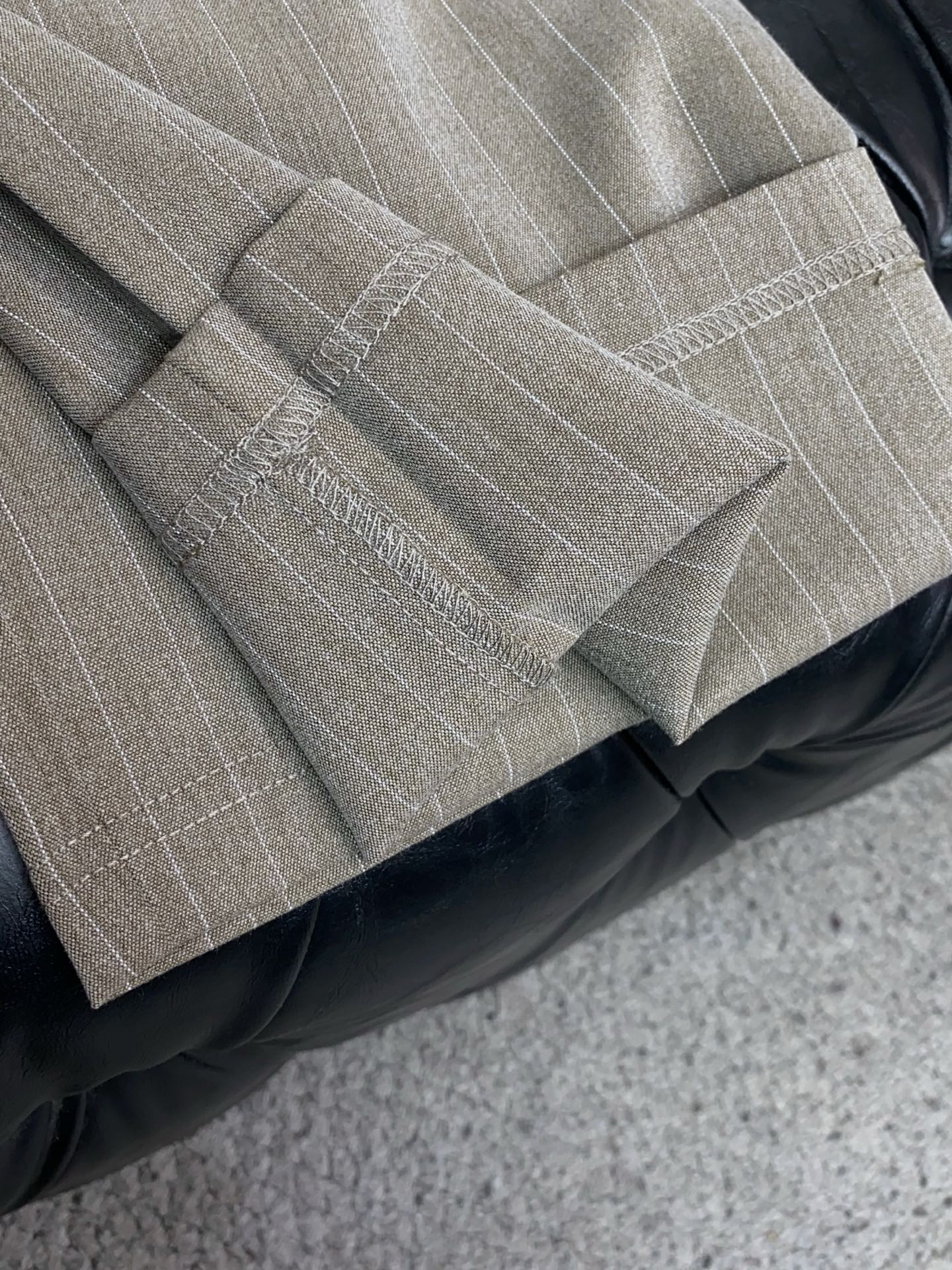 Loro piana 诺悠翩雅 26春夏新款松紧腰围西装休闲裤 干净利落剪裁，都市风十足 采用精运动纯棉