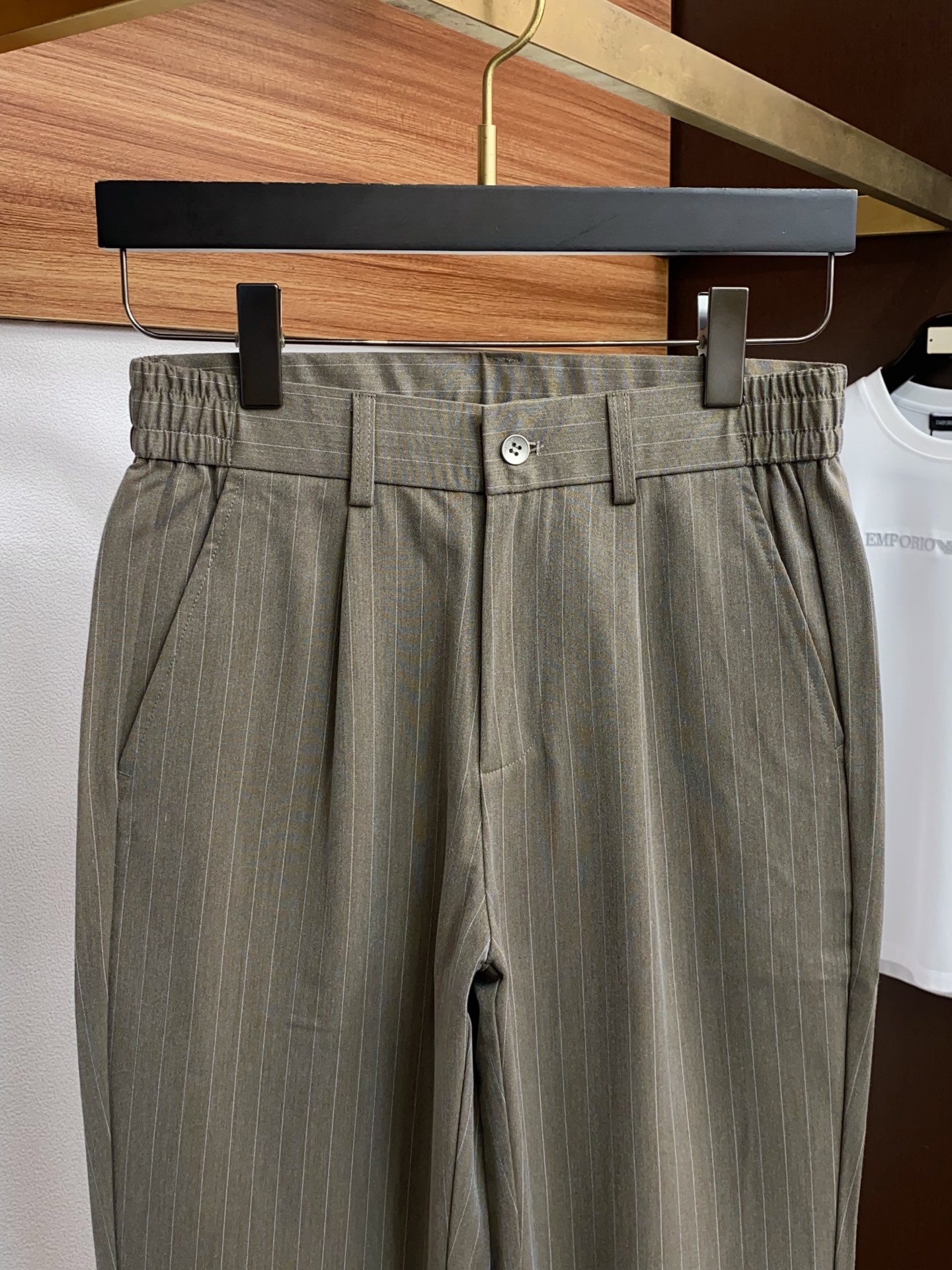 Loro piana 诺悠翩雅 26春夏新款松紧腰围西装休闲裤 干净利落剪裁，都市风十足 采用精运动纯棉