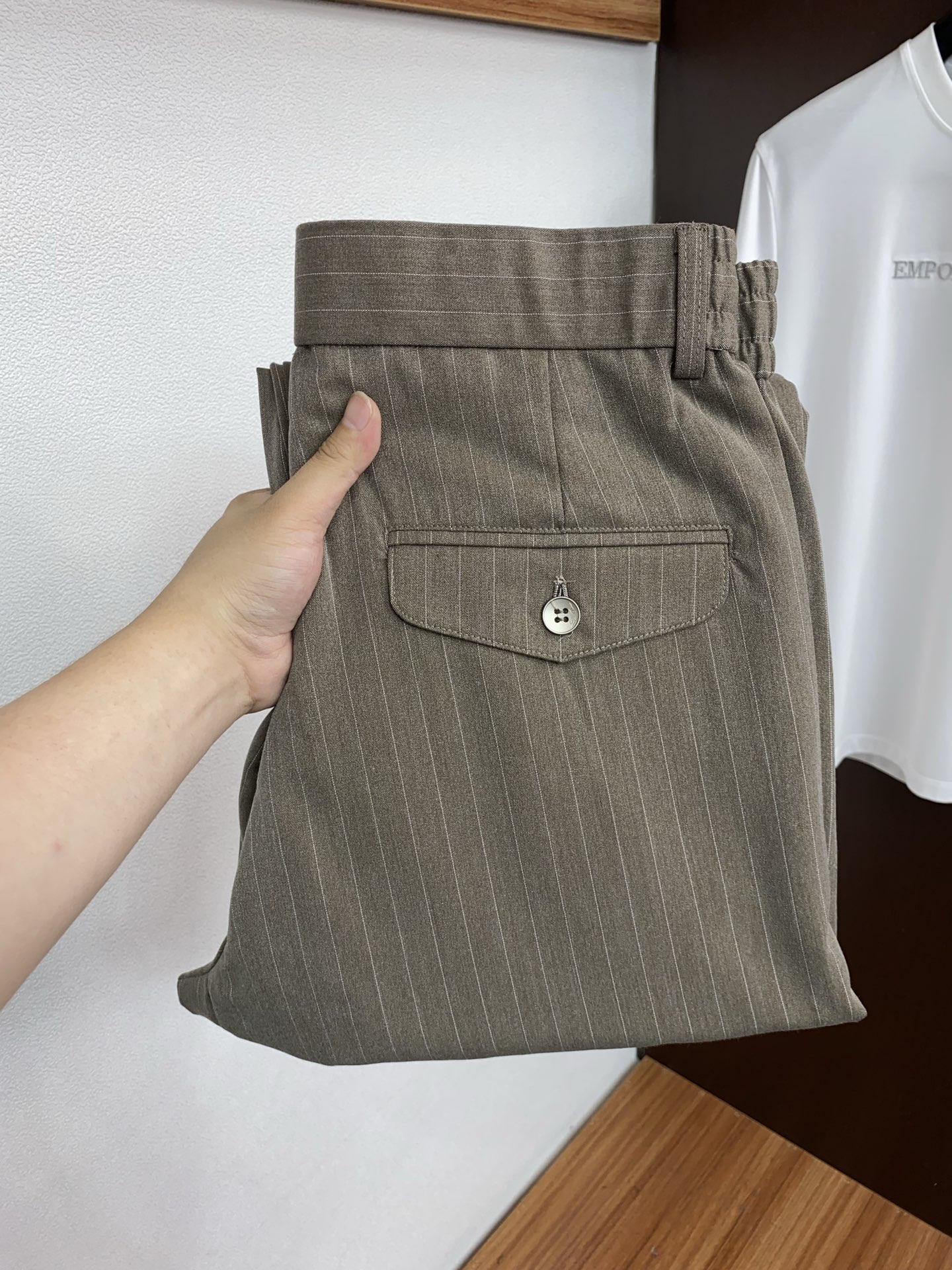 Loro piana 诺悠翩雅 26春夏新款松紧腰围西装休闲裤 干净利落剪裁，都市风十足 采用精运动纯棉