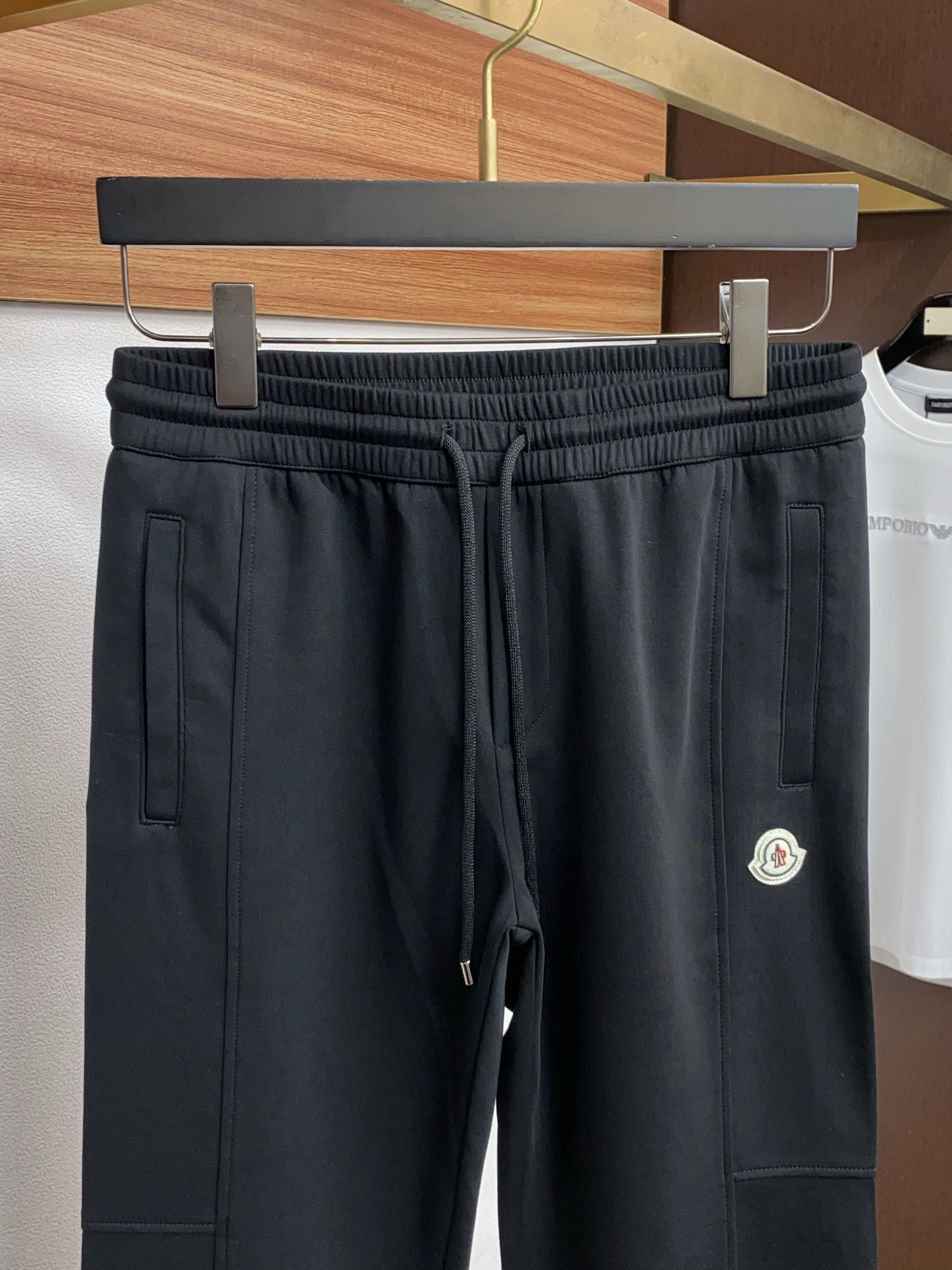 蒙口 26春夏新款运动 休闲裤 干净利落剪裁，都市风十足 采用精运动纯棉纺面料手感软糯干爽，上身效果挺括