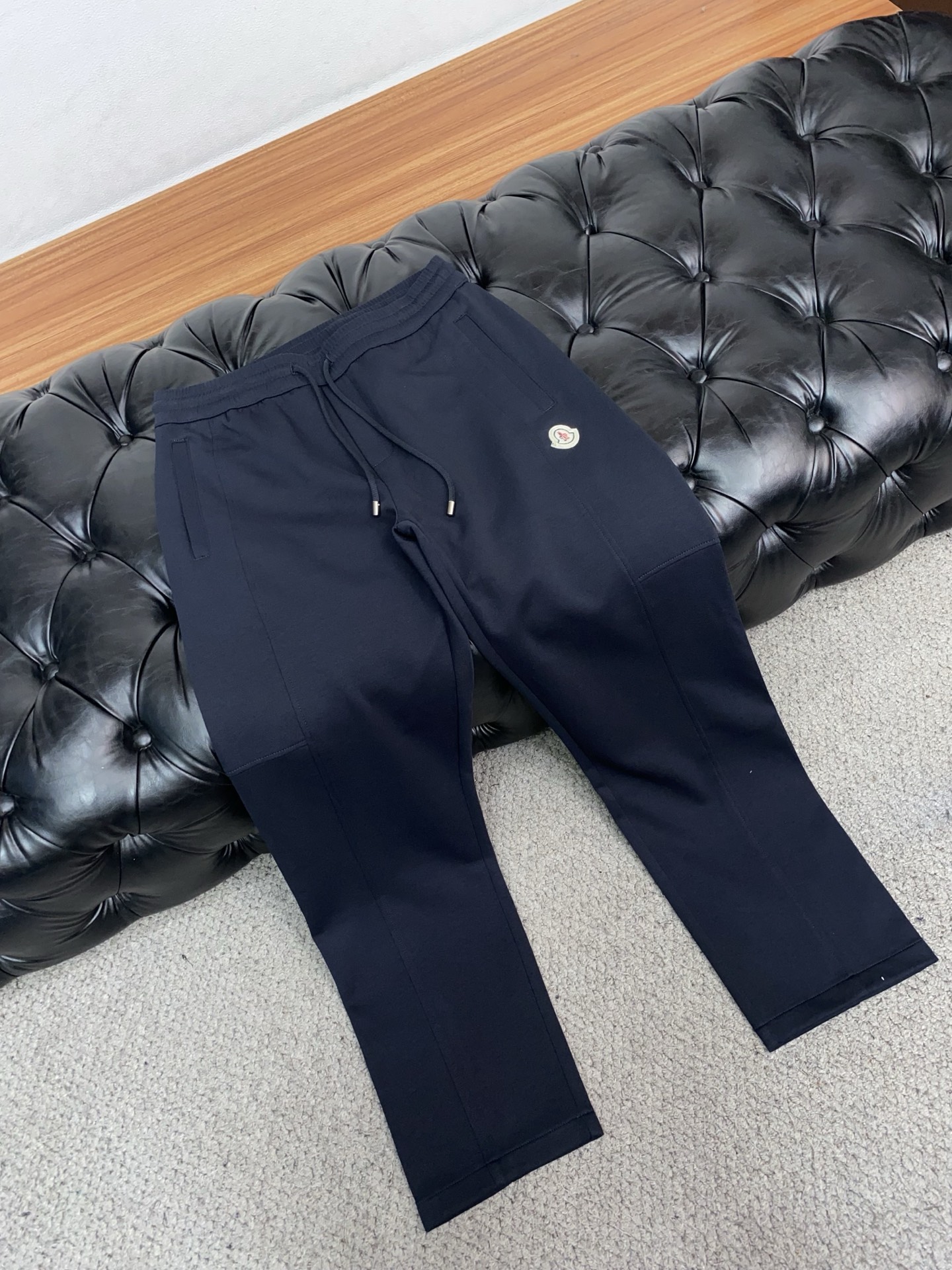 蒙口 26春夏新款运动 休闲裤 干净利落剪裁，都市风十足 采用精运动纯棉纺面料手感软糯干爽，上身效果挺括