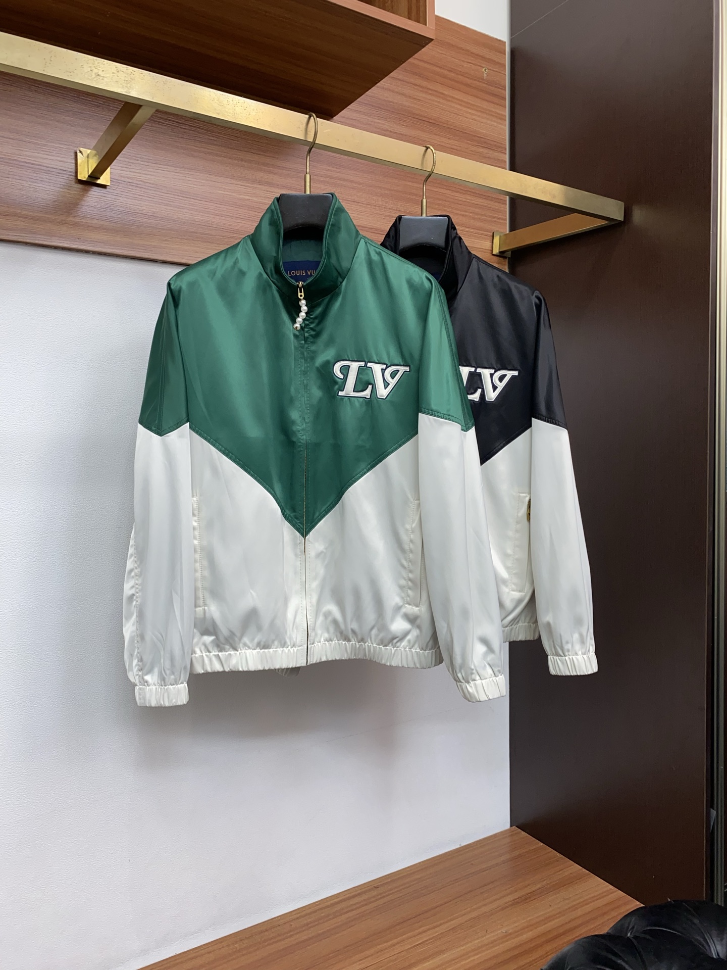 1v路易威登 2026新款男士休闲定制夹克外套。穿上简约干练的休闲外套，瞬间重回时髦霸气，又是活力满满的