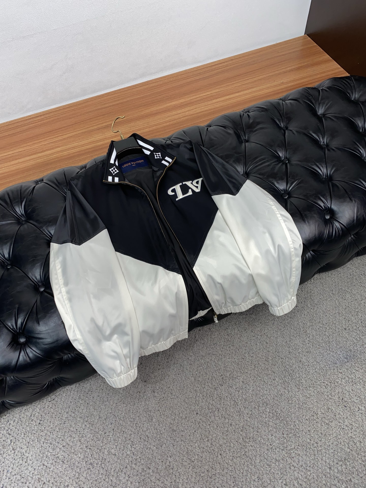 1v路易威登 2026新款男士休闲定制夹克外套。穿上简约干练的休闲外套，瞬间重回时髦霸气，又是活力满满的