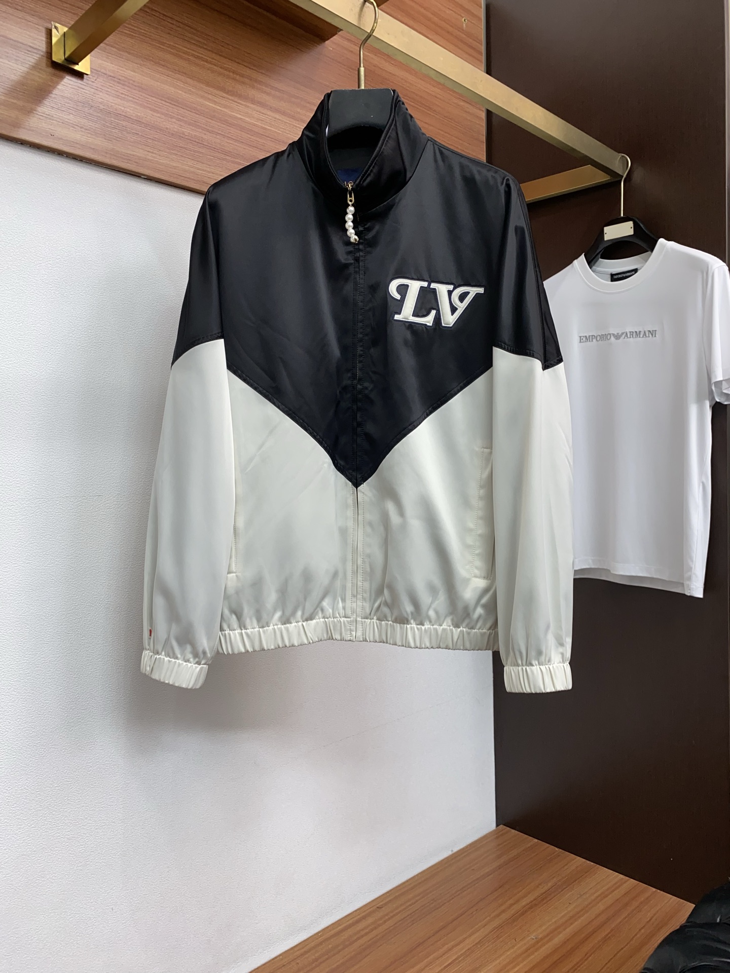 1v路易威登 2026新款男士休闲定制夹克外套。穿上简约干练的休闲外套，瞬间重回时髦霸气，又是活力满满的