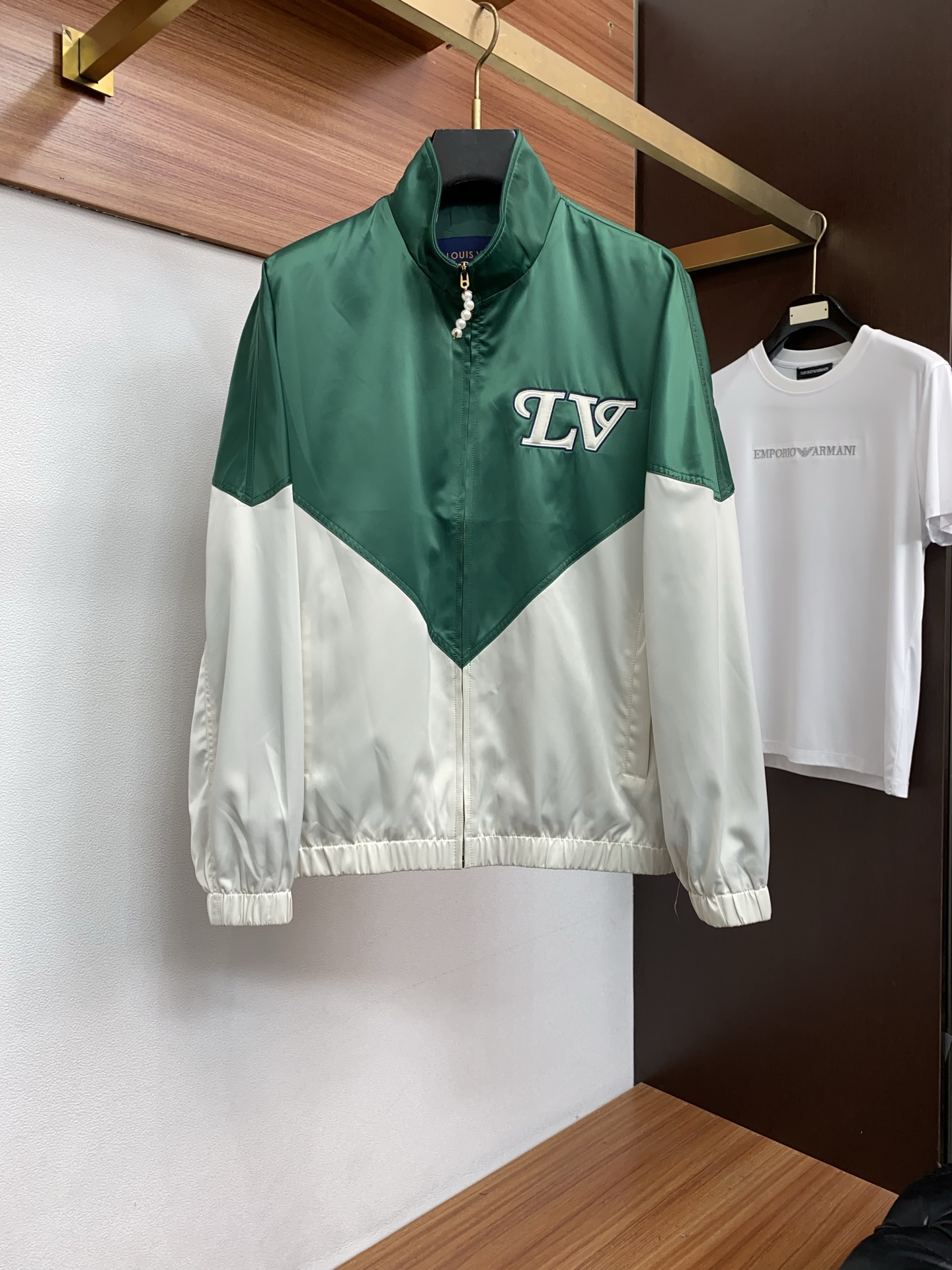 1v路易威登 2026新款男士休闲定制夹克外套。穿上简约干练的休闲外套，瞬间重回时髦霸气，又是活力满满的