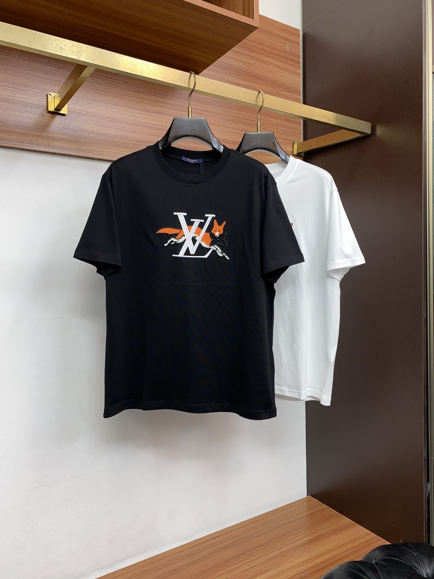 1v路易威登 26SS春夏新款 纯棉质圆领短袖 男士基础款专柜短袖T恤衫！贸易公司渠道稀出，同步官网发售