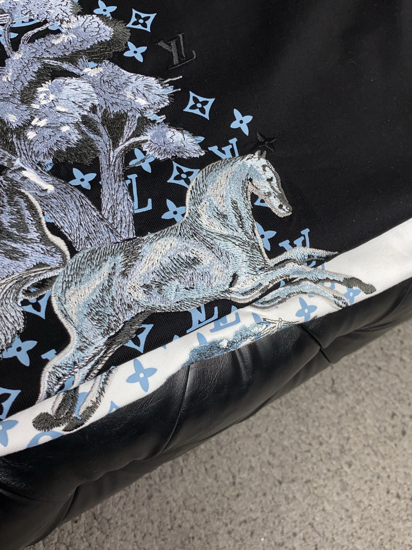 1v路易威登 26SS春夏新款 纯棉质圆领短袖 男士基础款专柜短袖T恤衫！贸易公司渠道稀出，同步官网发售