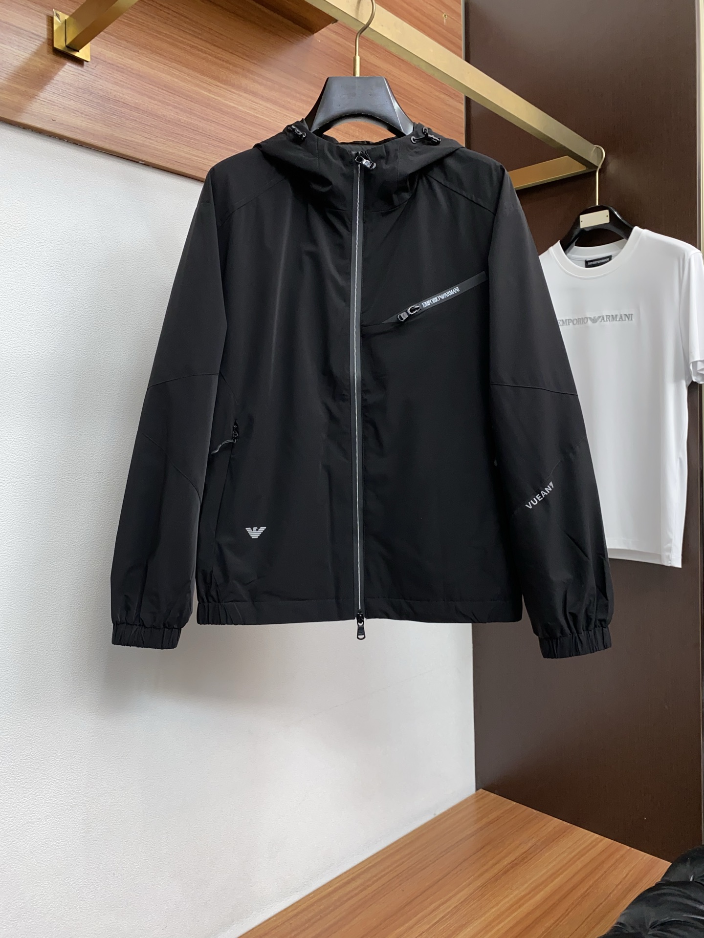 阿玛尼 2026新款男士休闲定制麻棉夹克外套。穿上简约干练的休闲外套，瞬间重回时髦霸气，又是活力满满的状