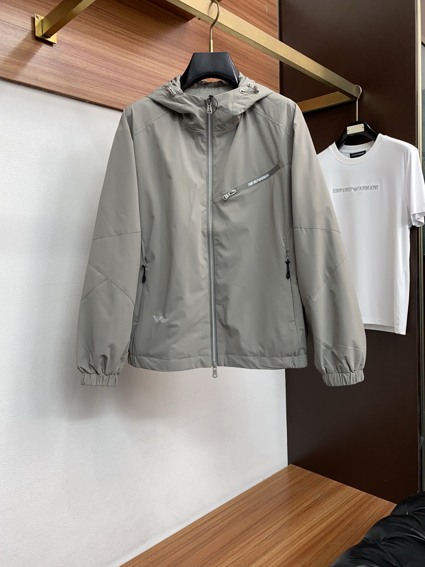 阿玛尼 2026新款男士休闲定制夹克外套。穿上简约干练的休闲外套，瞬间重回时髦霸气，又是活力满满的状态。