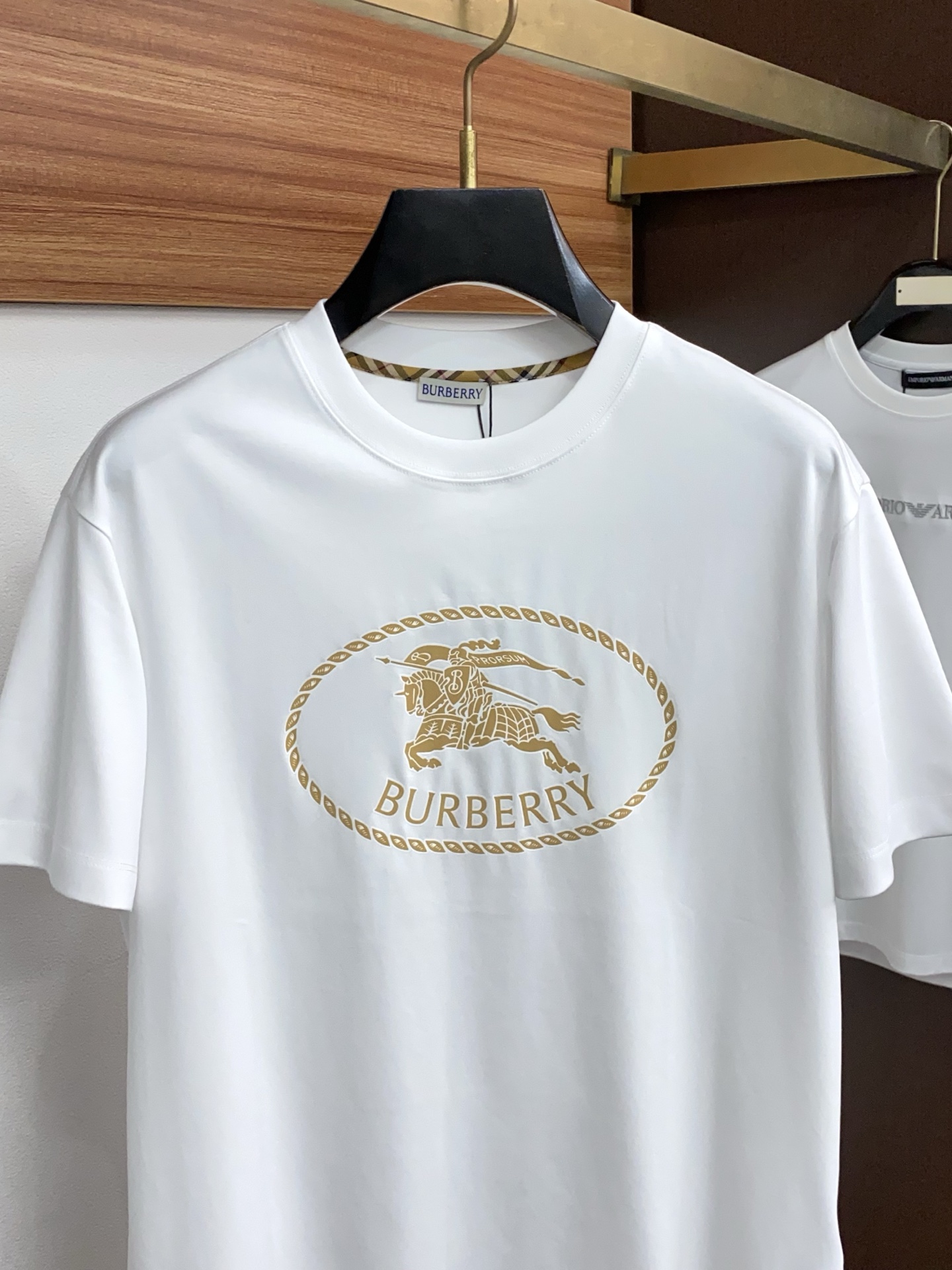 巴宝莉 26春夏新款首发专柜最新款圆领短袖 高端订制 设计前卫时尚！品牌logo重工艺设计 高端定制100支双面丝光棉面